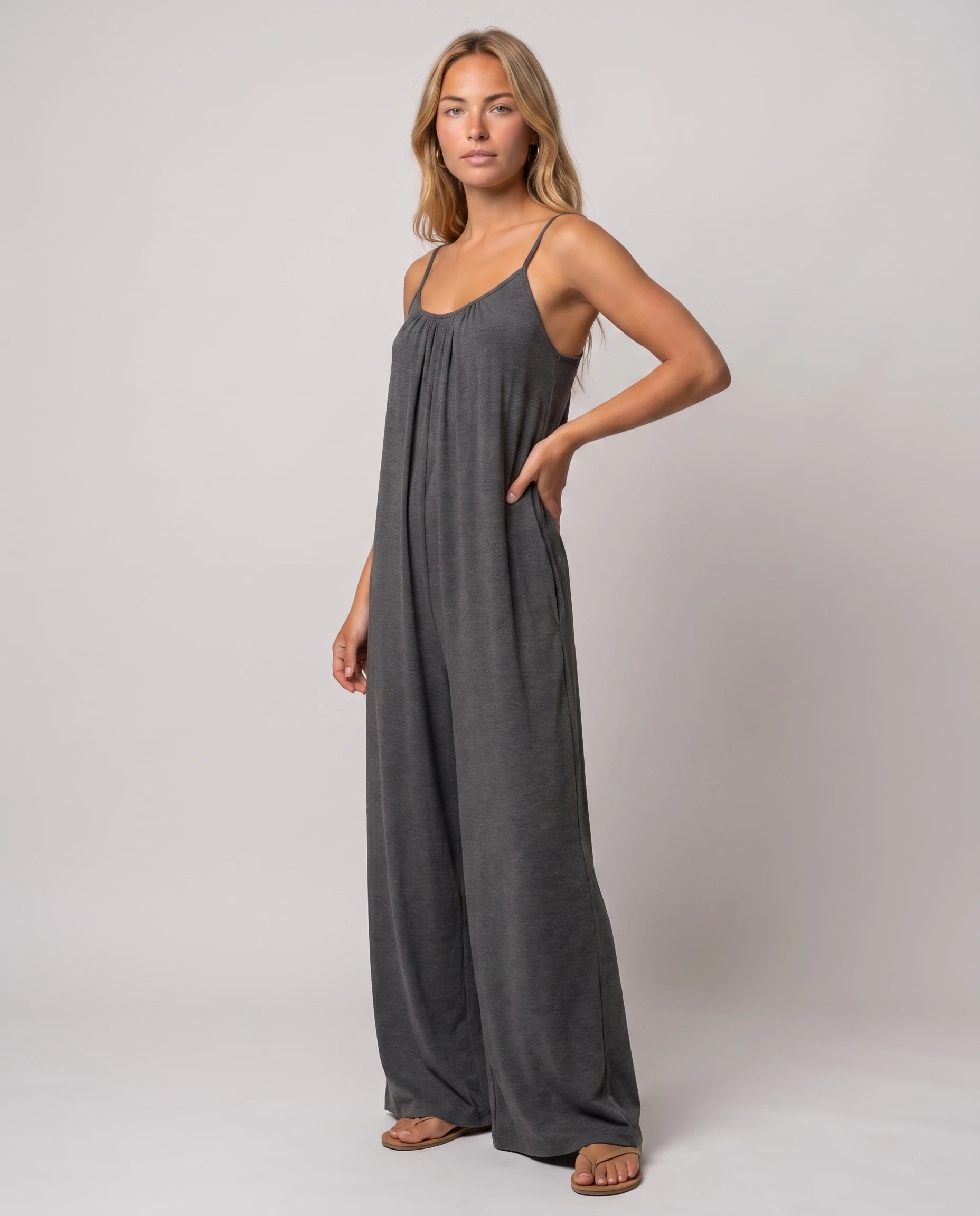 Combinaison fluide jambe large Séverine, coloris Anthracite, vue studio de trois-quarts