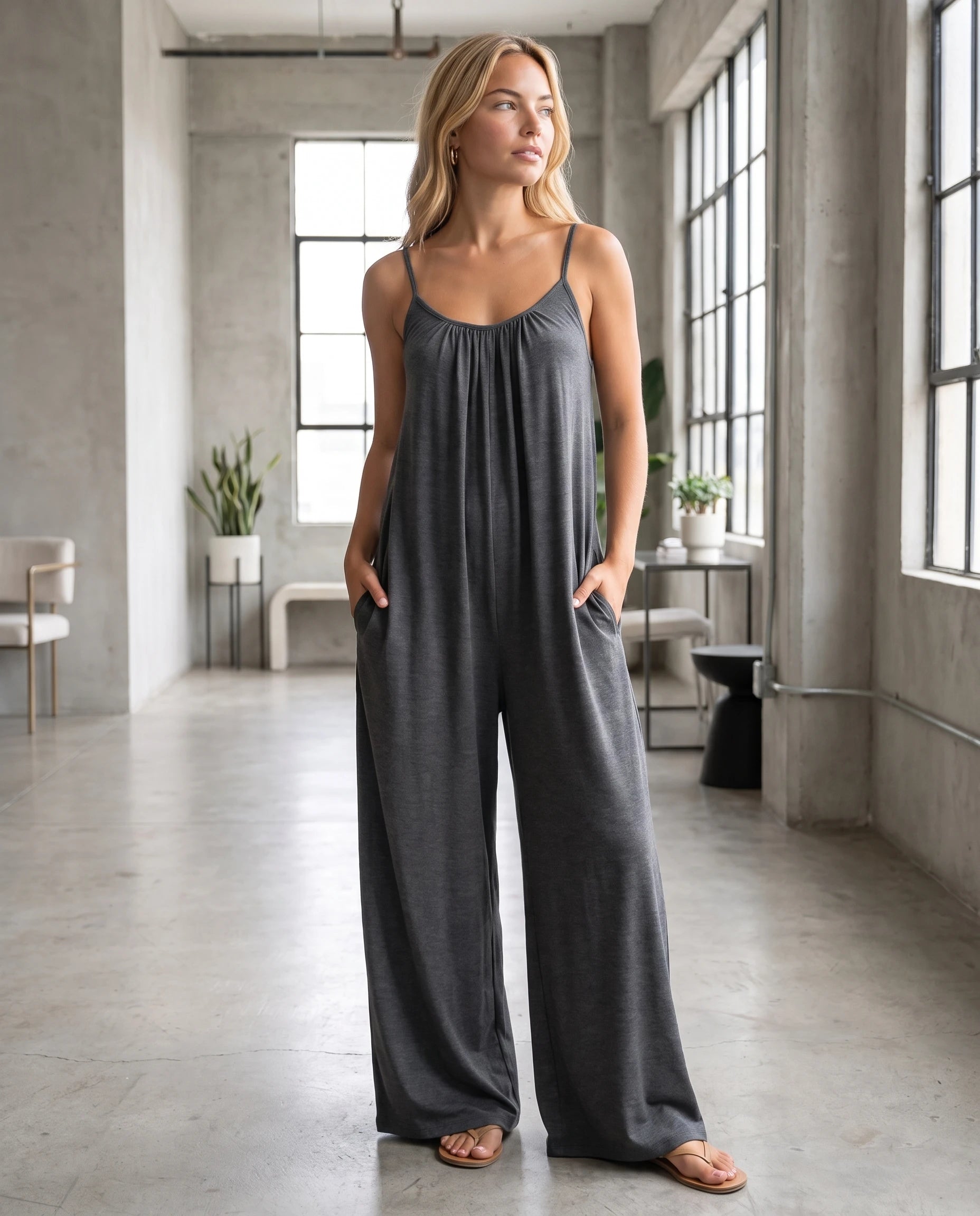 Combinaison fluide jambe large Séverine, coloris Anthracite, en situation