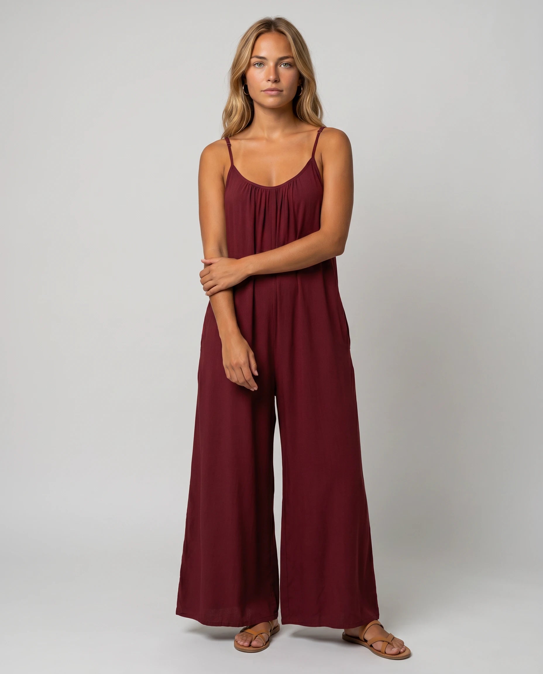 Combinaison fluide jambe large Séverine, coloris Bordeaux, vue studio de face