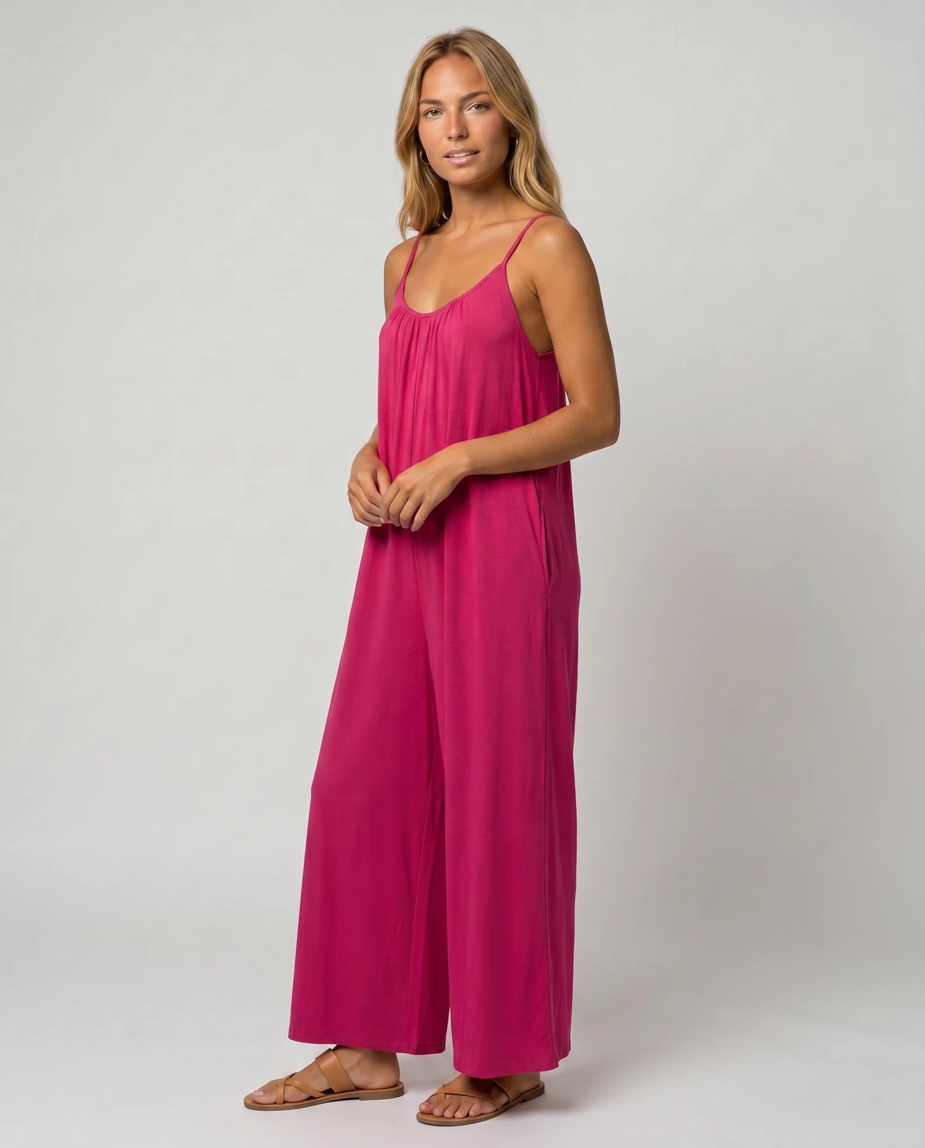Combinaison fluide jambe large Séverine, coloris Rose Framboise, vue studio de trois-quarts