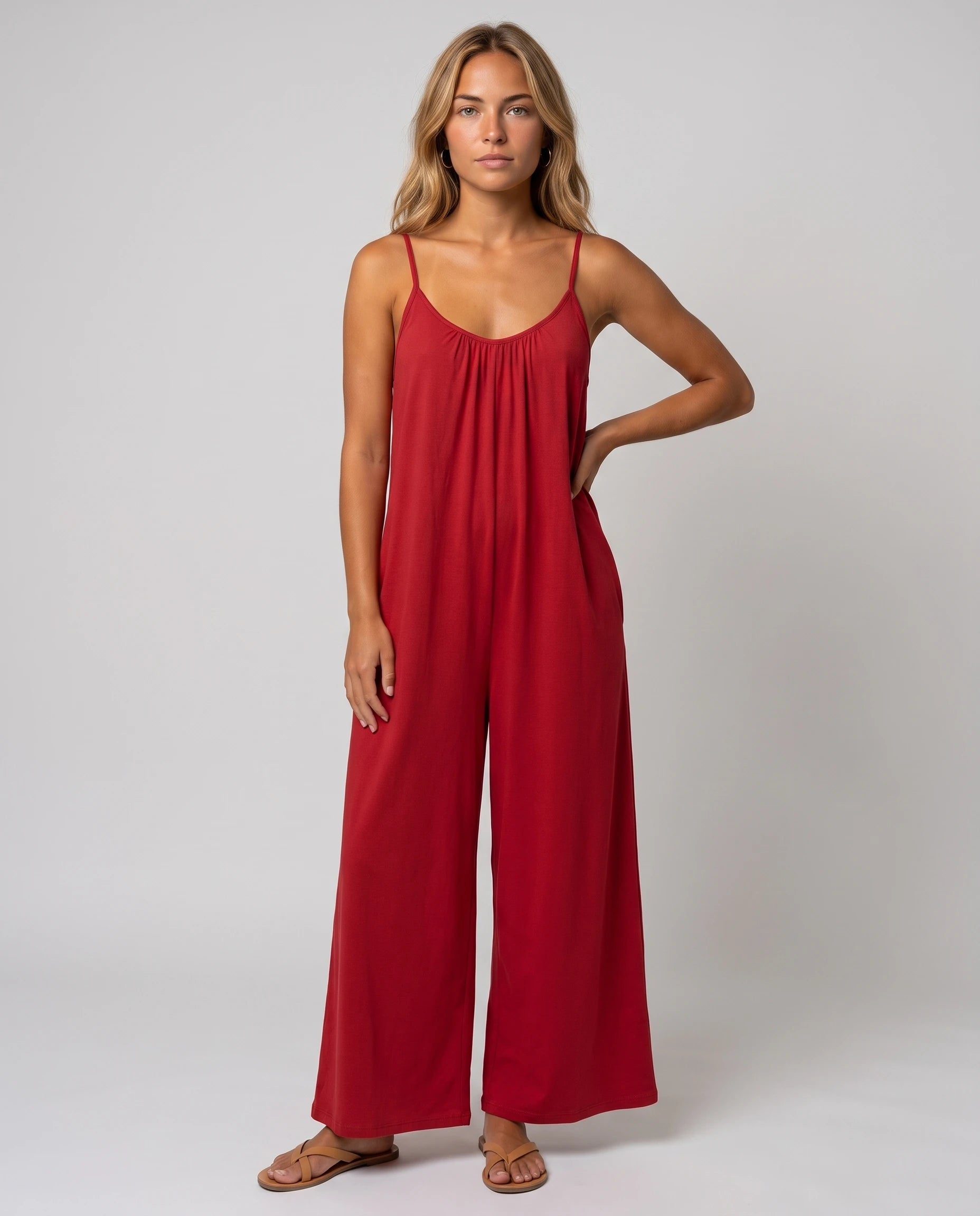 Combinaison fluide jambe large Séverine, coloris Rouge, vue studio de face
