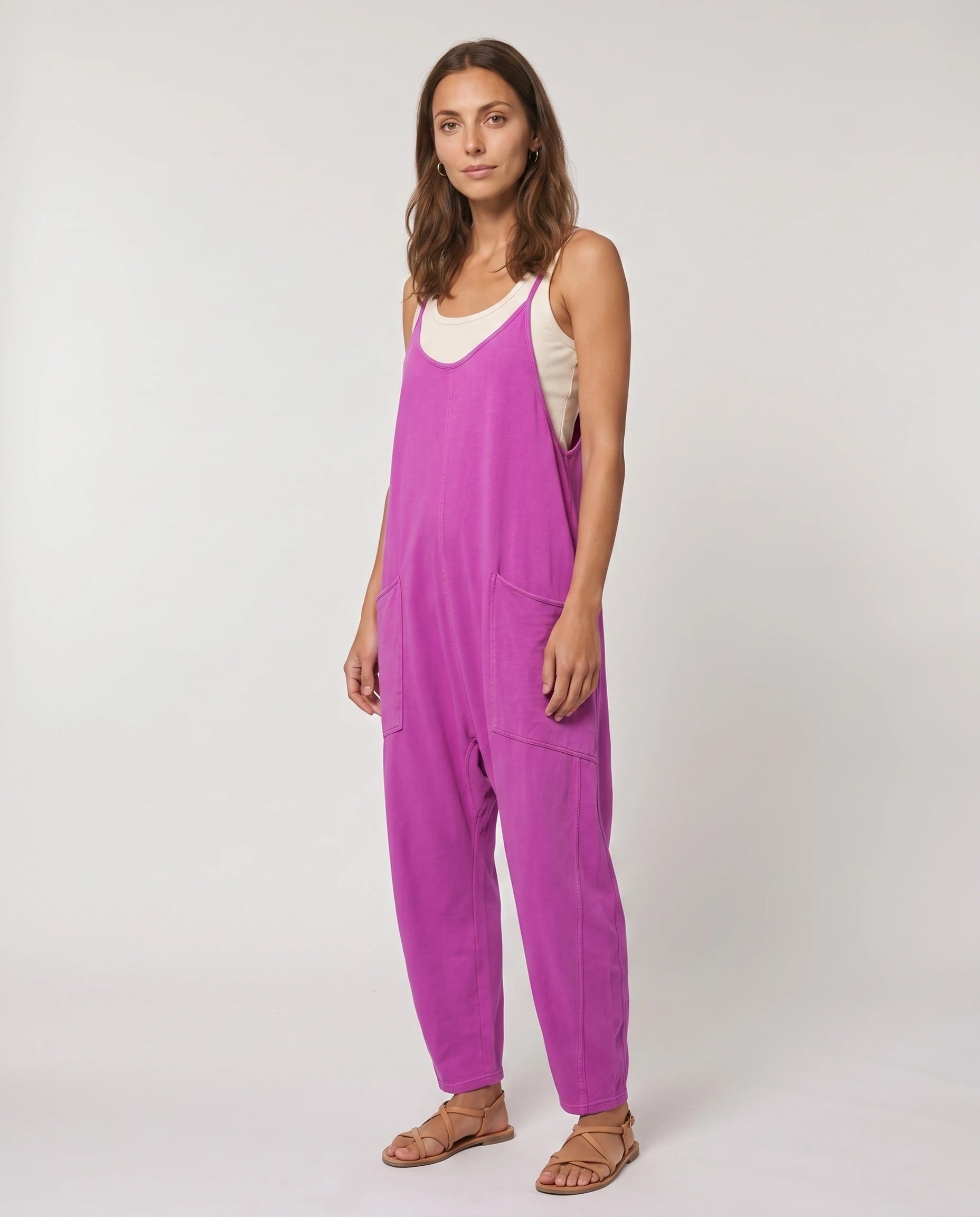 Combinaison ample à bretelles — Agathe - Fuchsia - studio trois-quarts