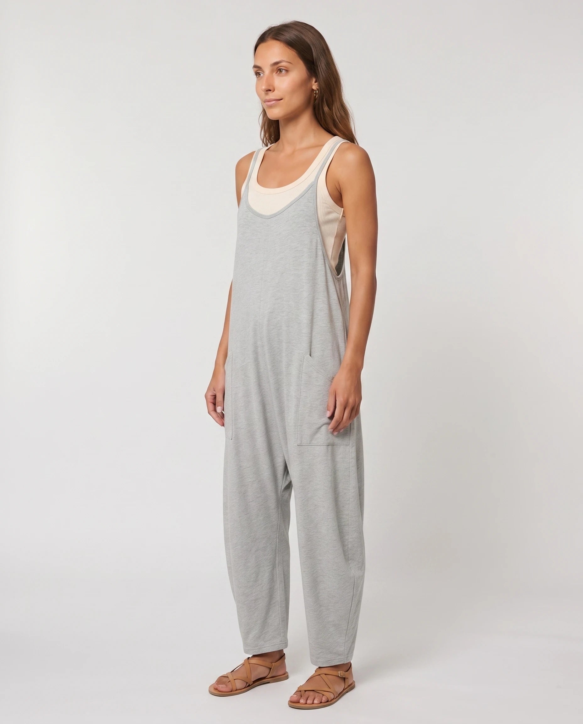 Combinaison ample à bretelles — Agathe - Gris clair - studio trois-quarts