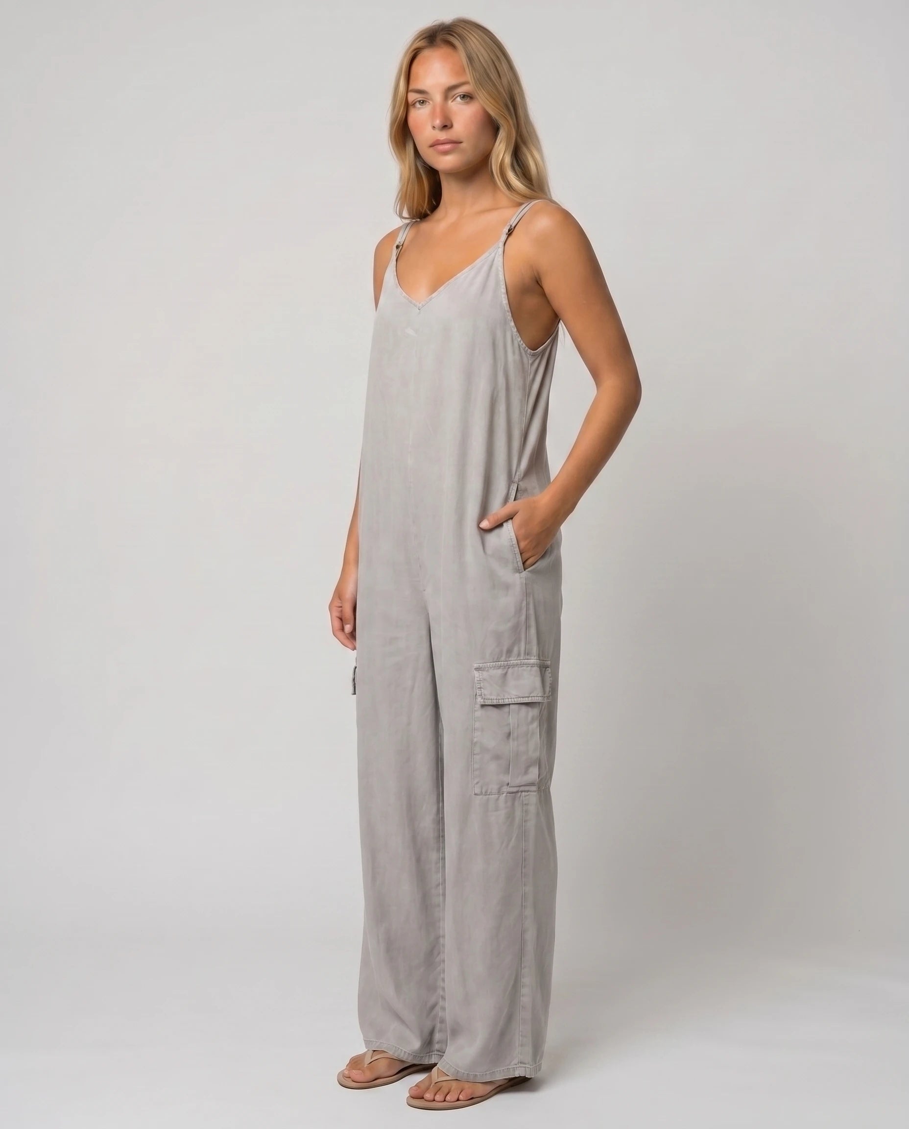 Combinaison ample jambe large a poches Colombe - Gris clair - vue studio trois-quarts