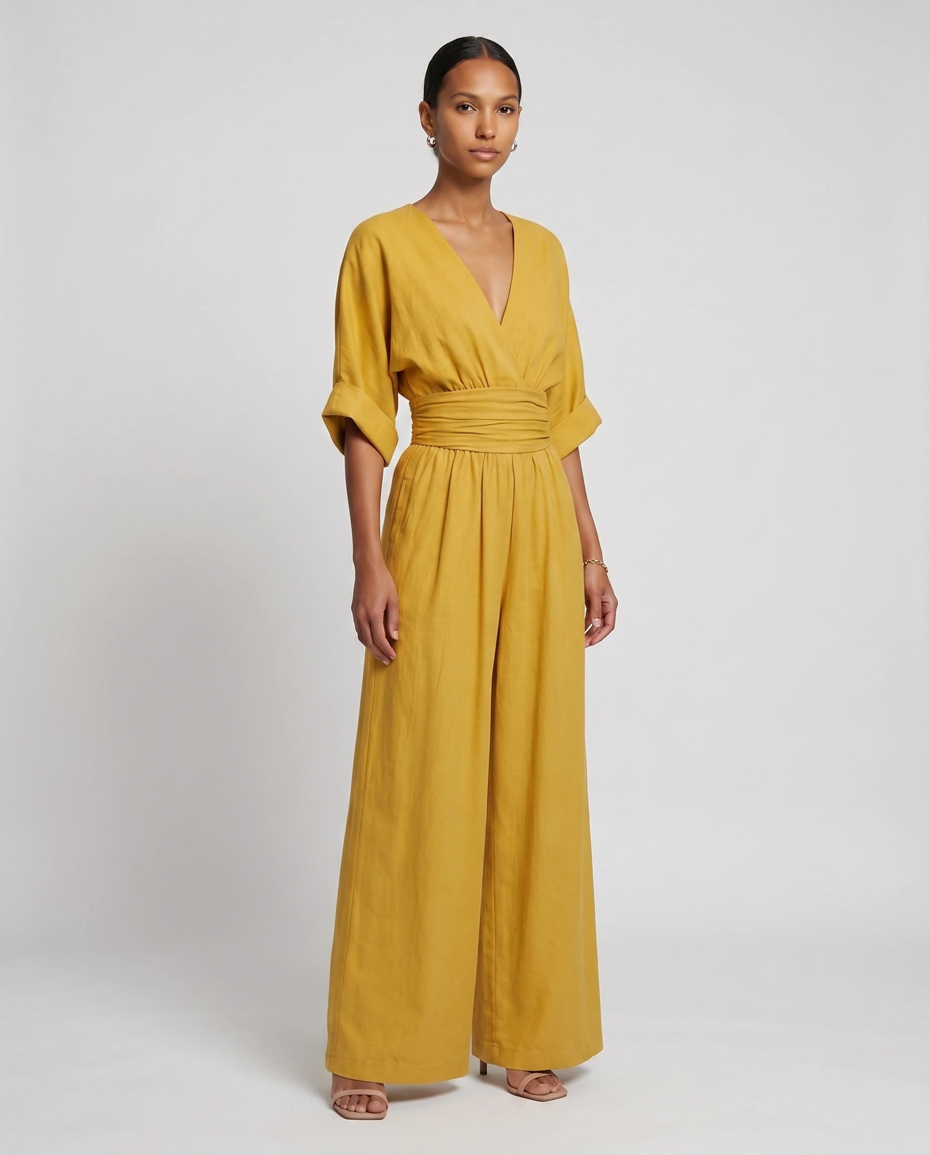 Combinaison habillee jambe large Jaune Moutarde, vue trois-quarts studio - Ophelie | Zolena