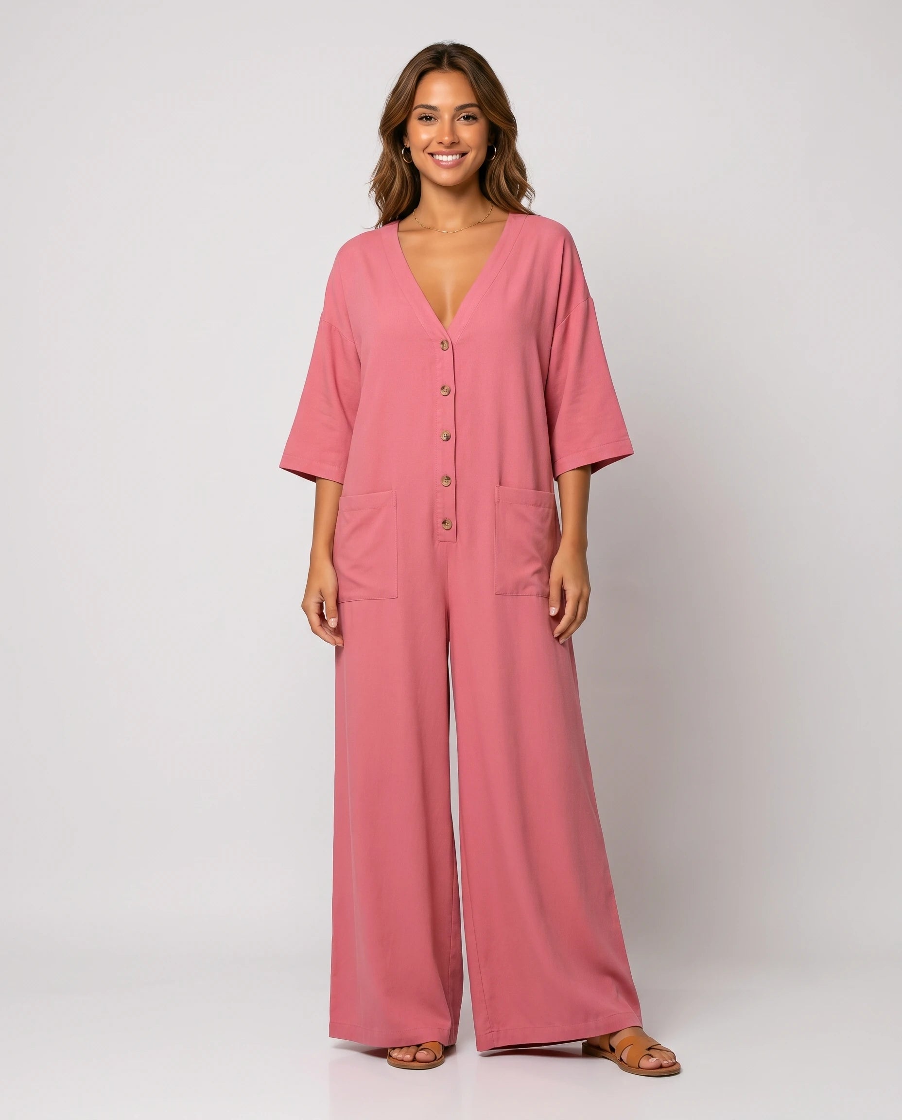 Combinaison large col V boutonnée Aliette rose, vue de face studio