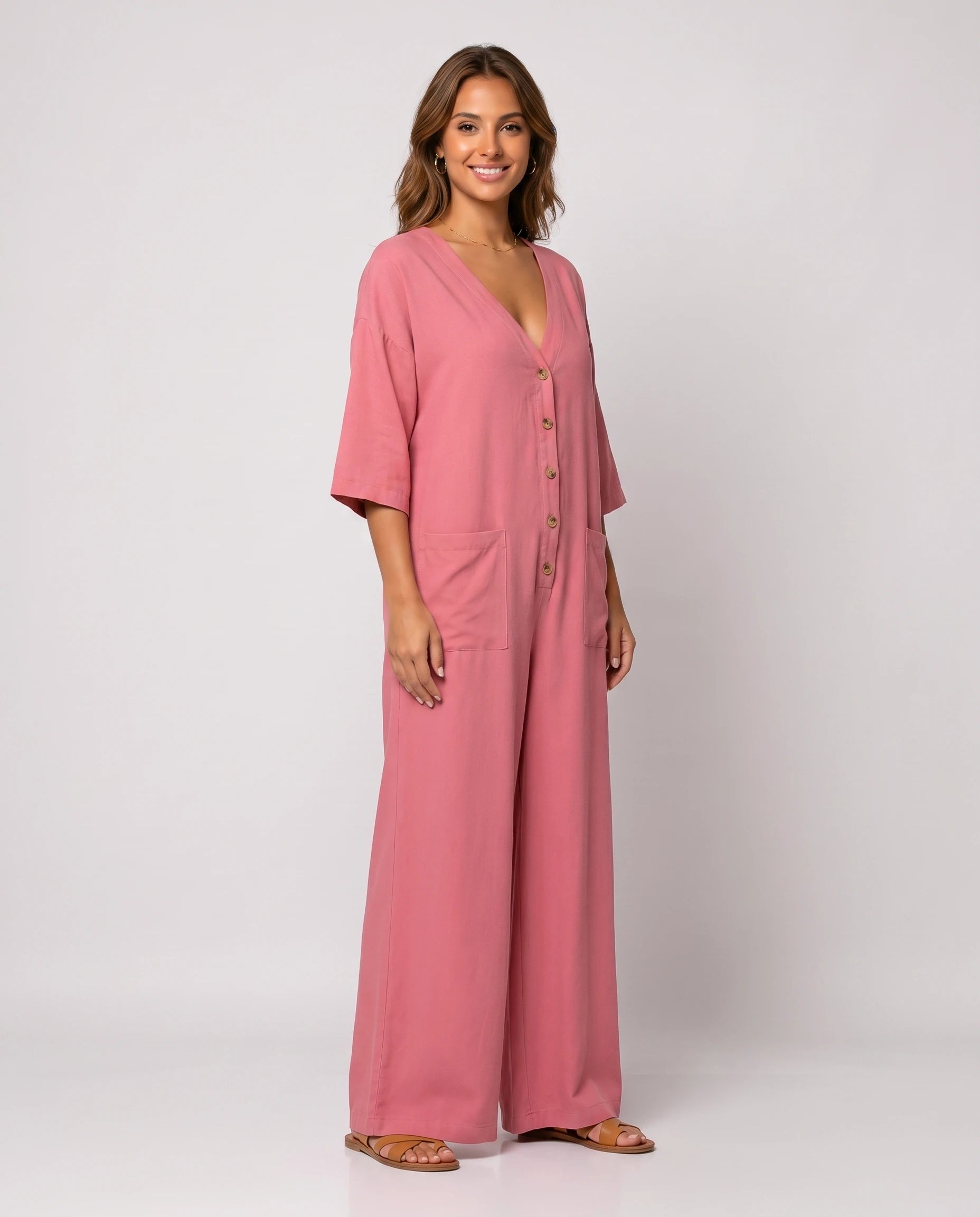 Combinaison large col V Aliette rose, vue trois-quarts studio