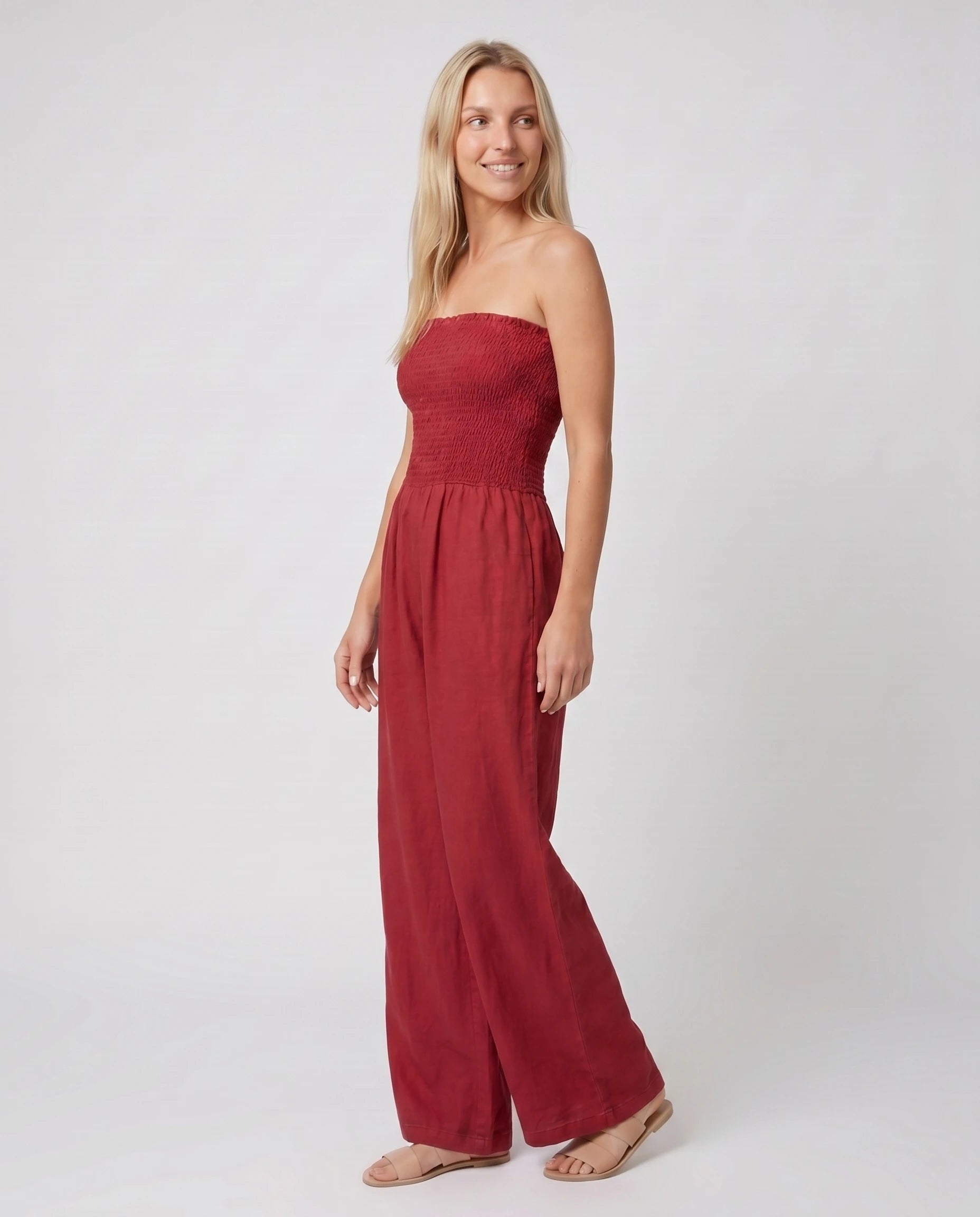 Combinaison bandeau en lin rouge, jambe large — Lucile - vue studio, trois-quarts