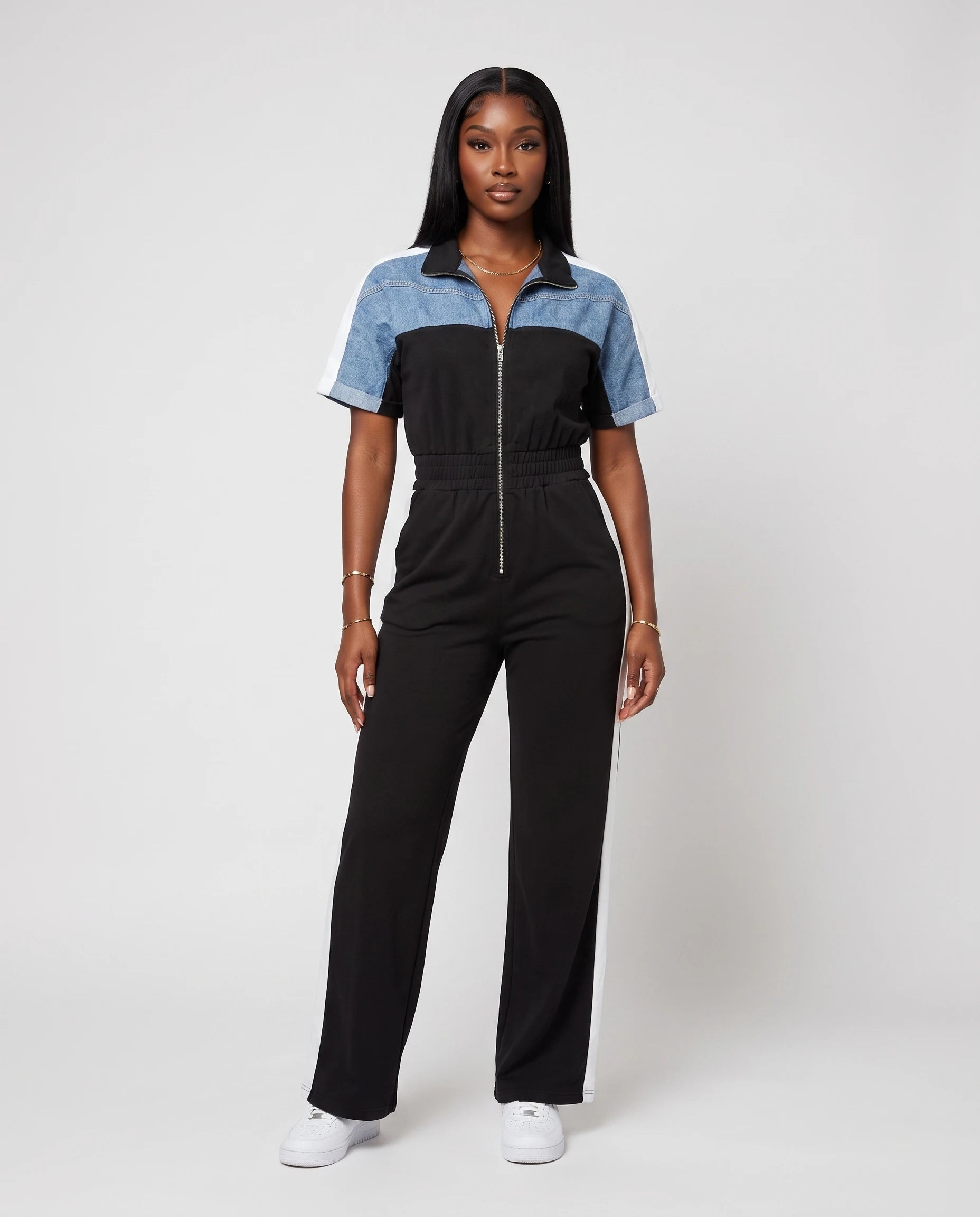Combinaison pantalon Héloïse, noire à empiècement denim, vue de face en studio