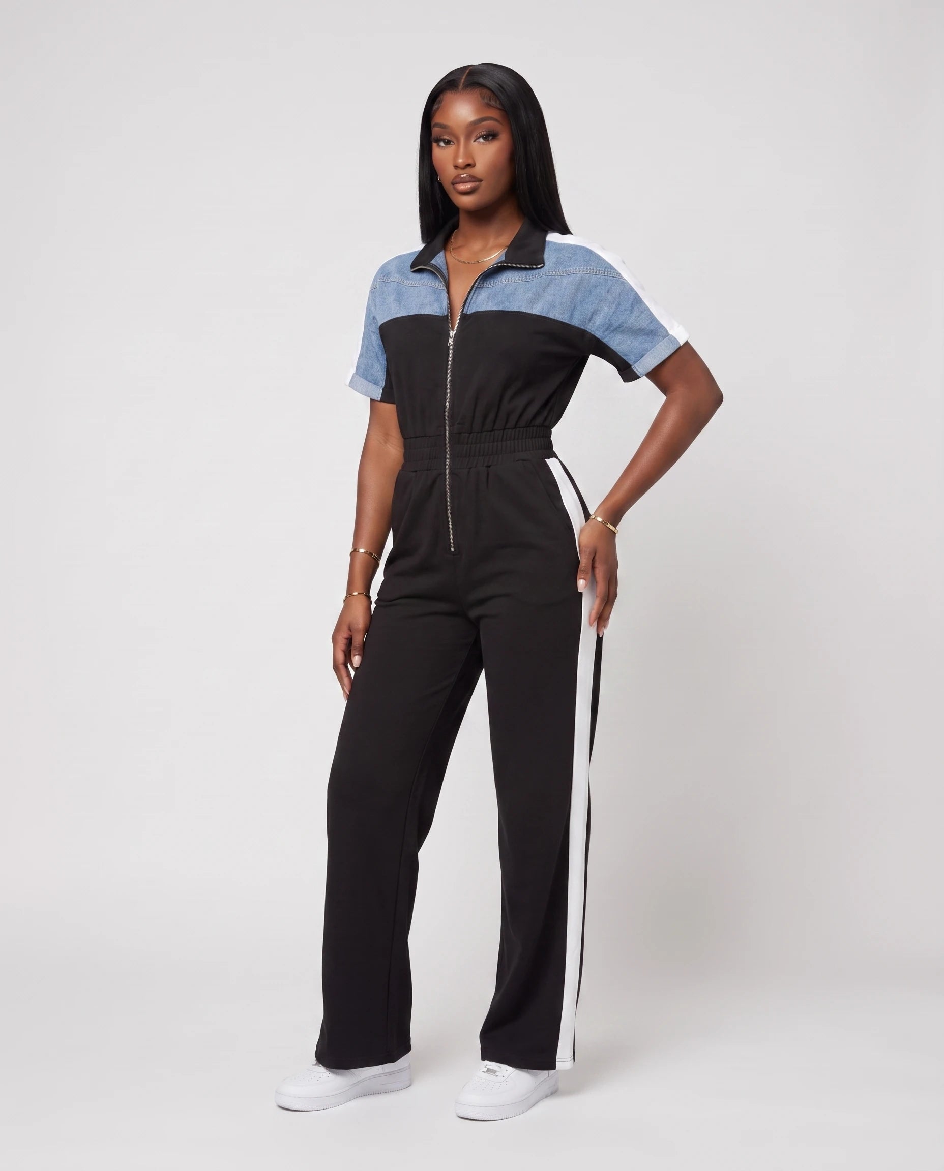 Combinaison pantalon Héloïse, noire à empiècement denim, vue de trois quarts en studio