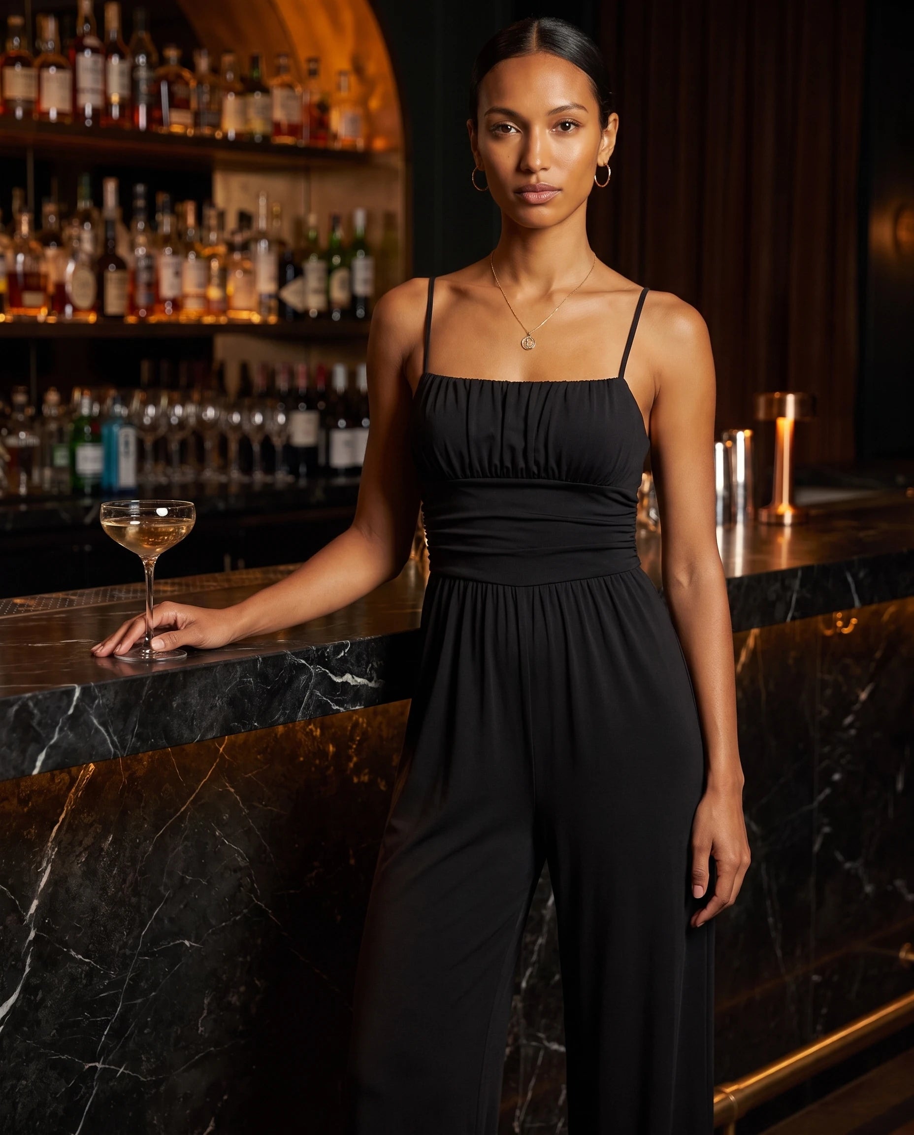 Combinaison large à fines bretelles Sabine — Noir, dans un bar a cocktails
