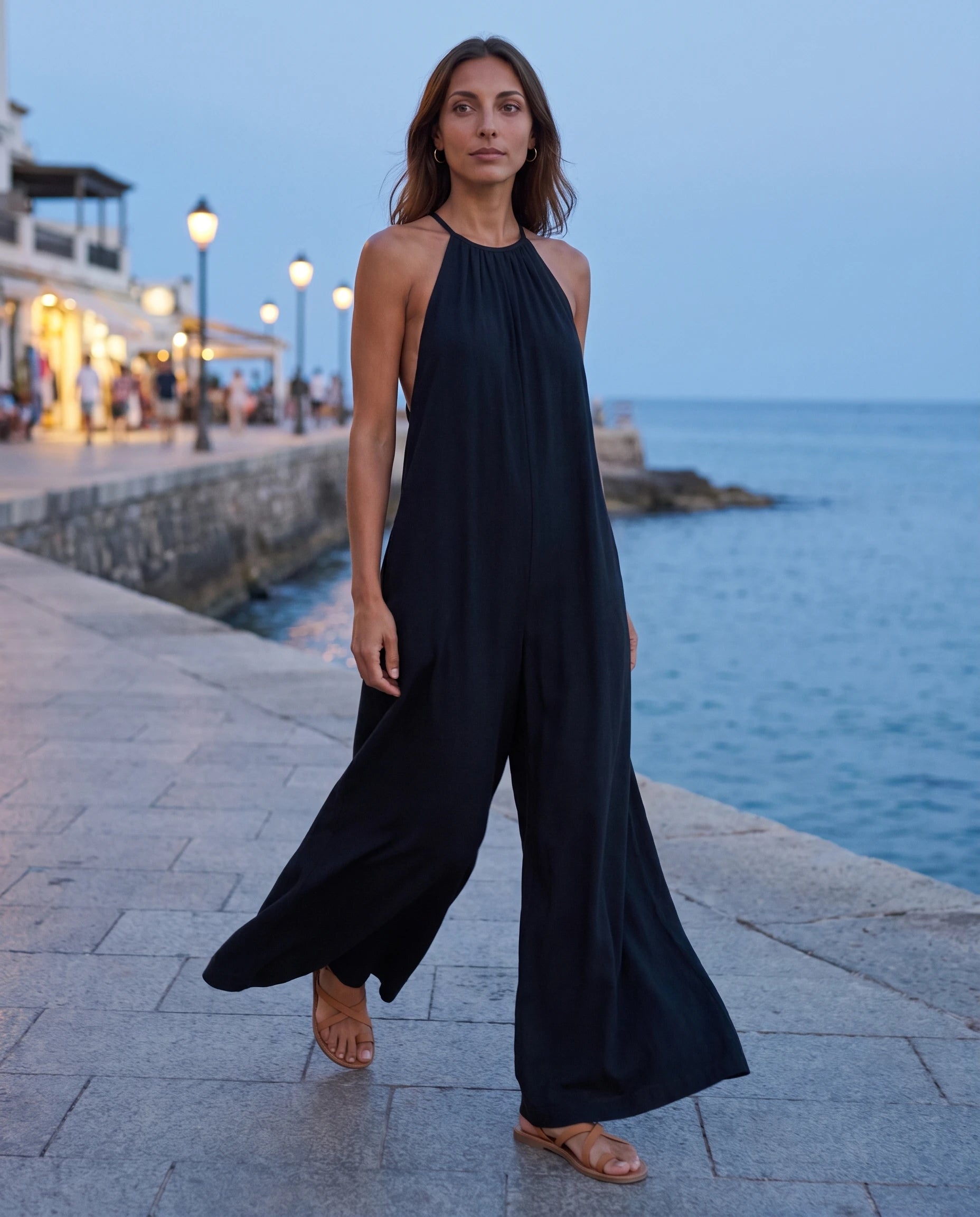 Combinaison fluide noire — sur une promenade en bord de mer à l'heure bleue