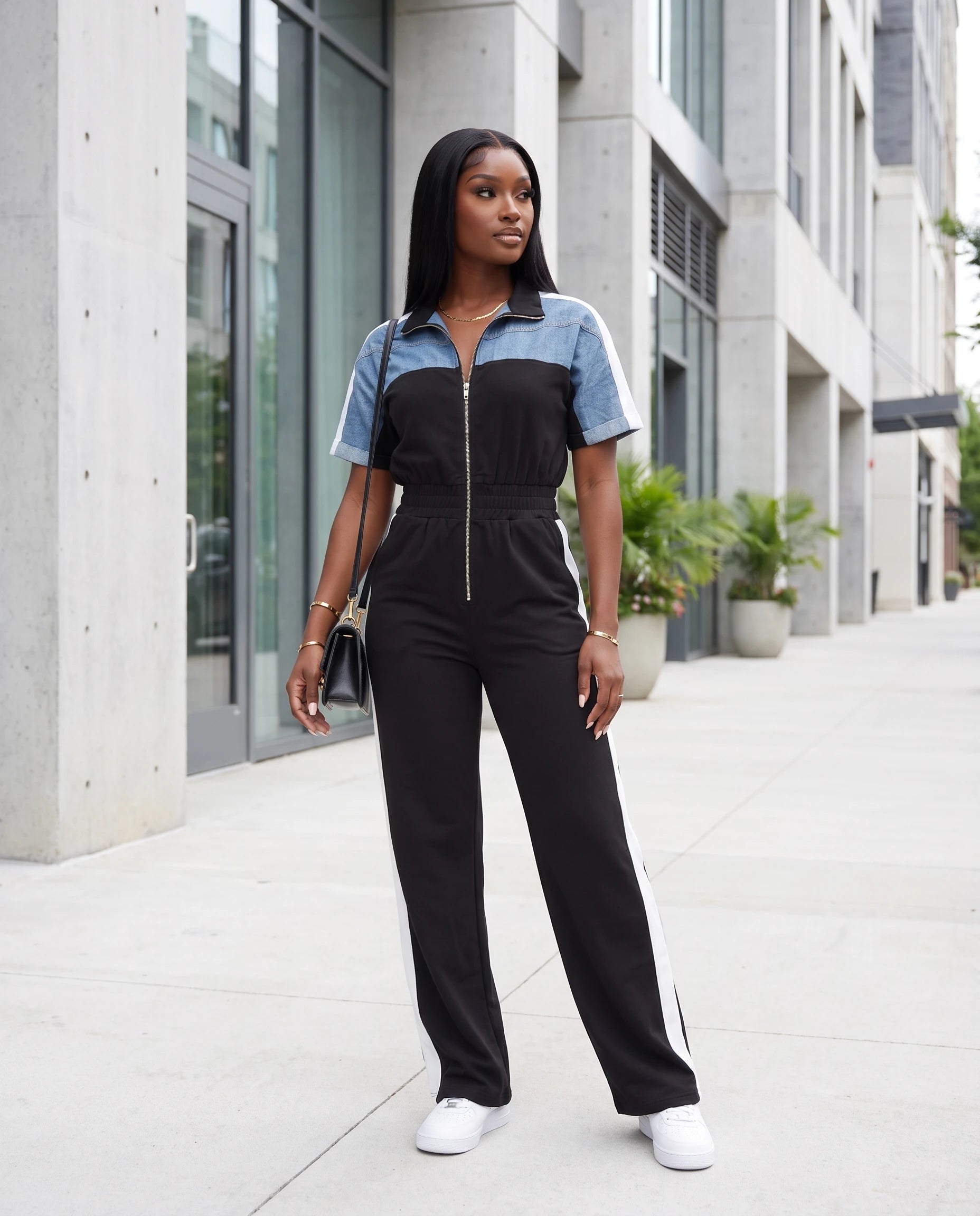 Combinaison pantalon Héloïse portée en extérieur, rue urbaine