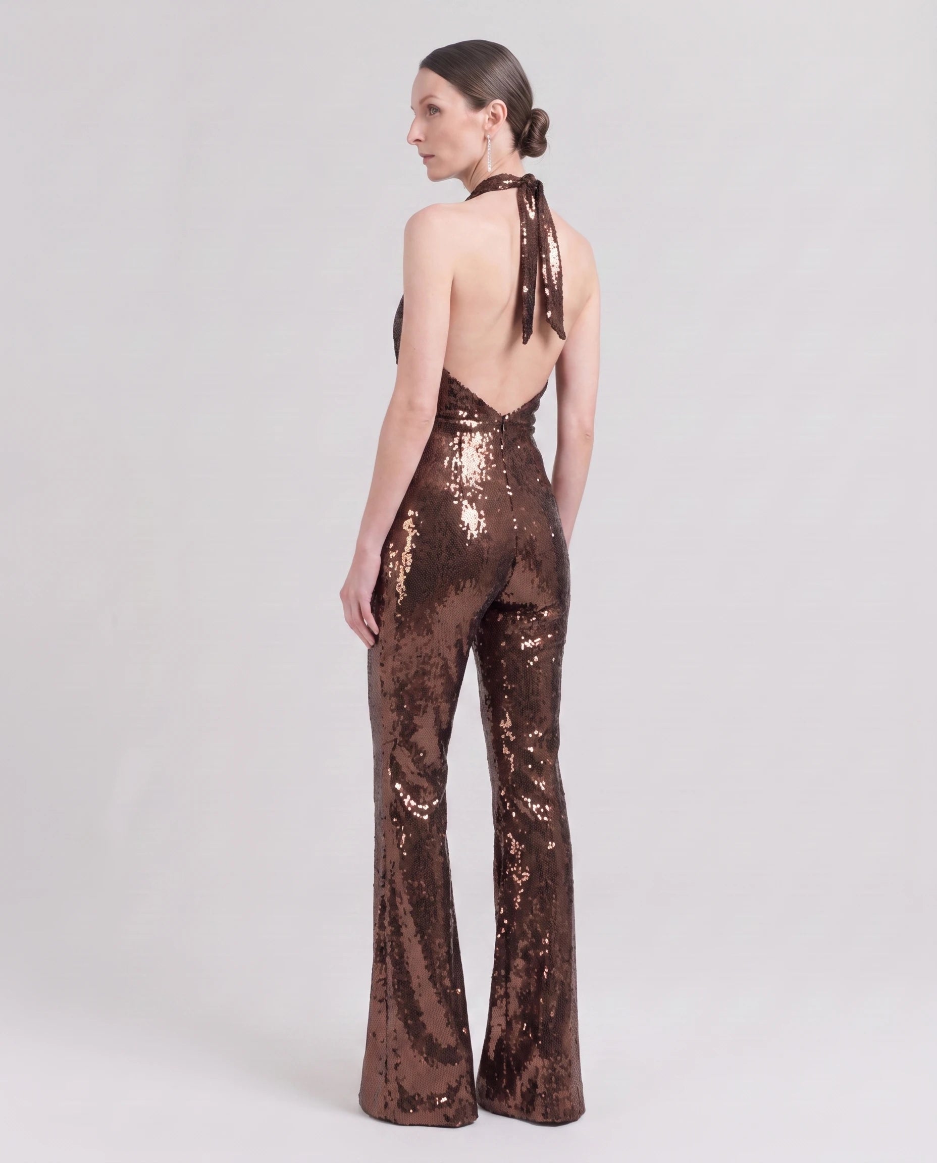 Combinaison a paillettes Bronze, dos entierement ouvert vue studio - Liane | Zolena