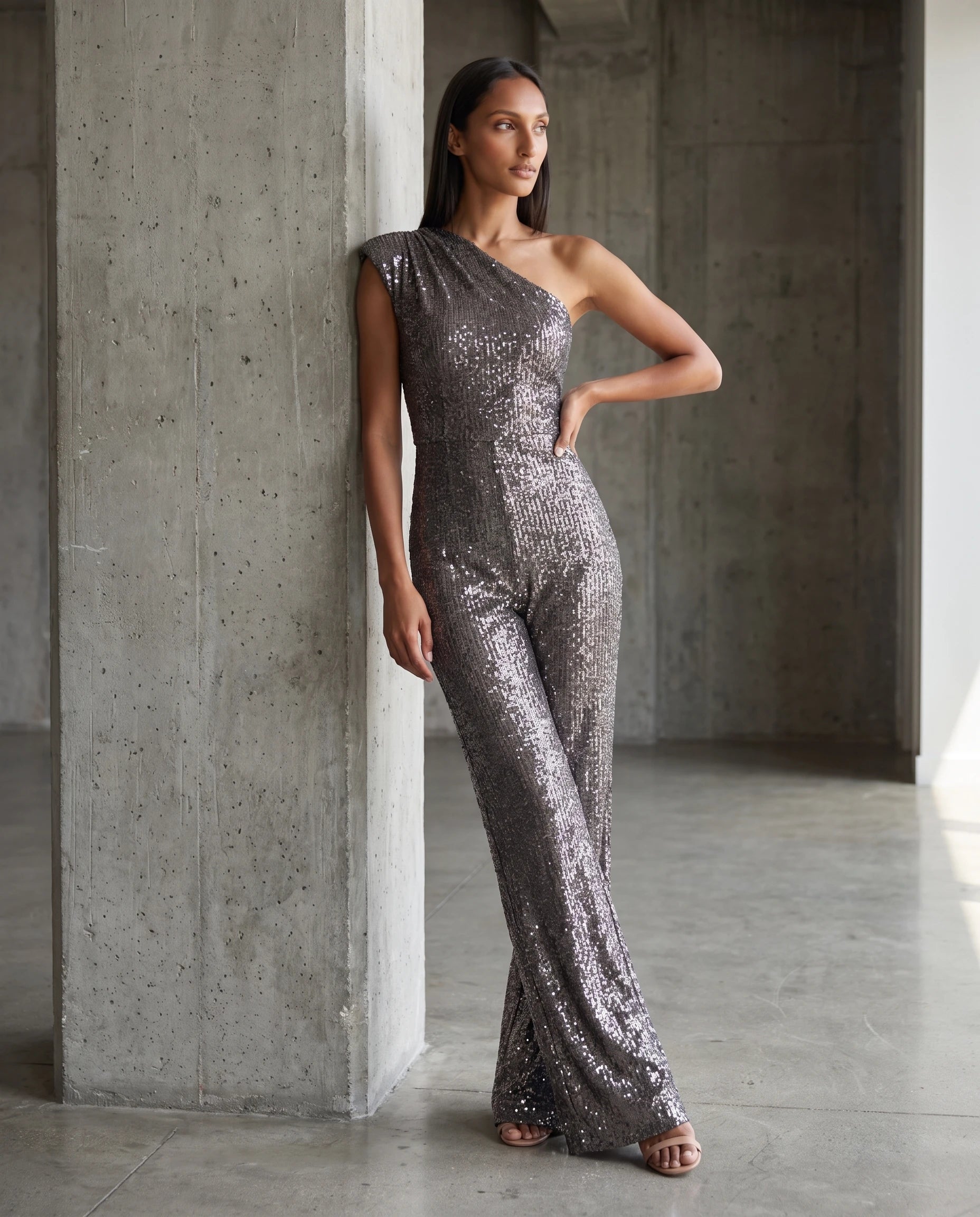 Combinaison à paillettes une épaule Estelle, coloris Gris, en loft industriel