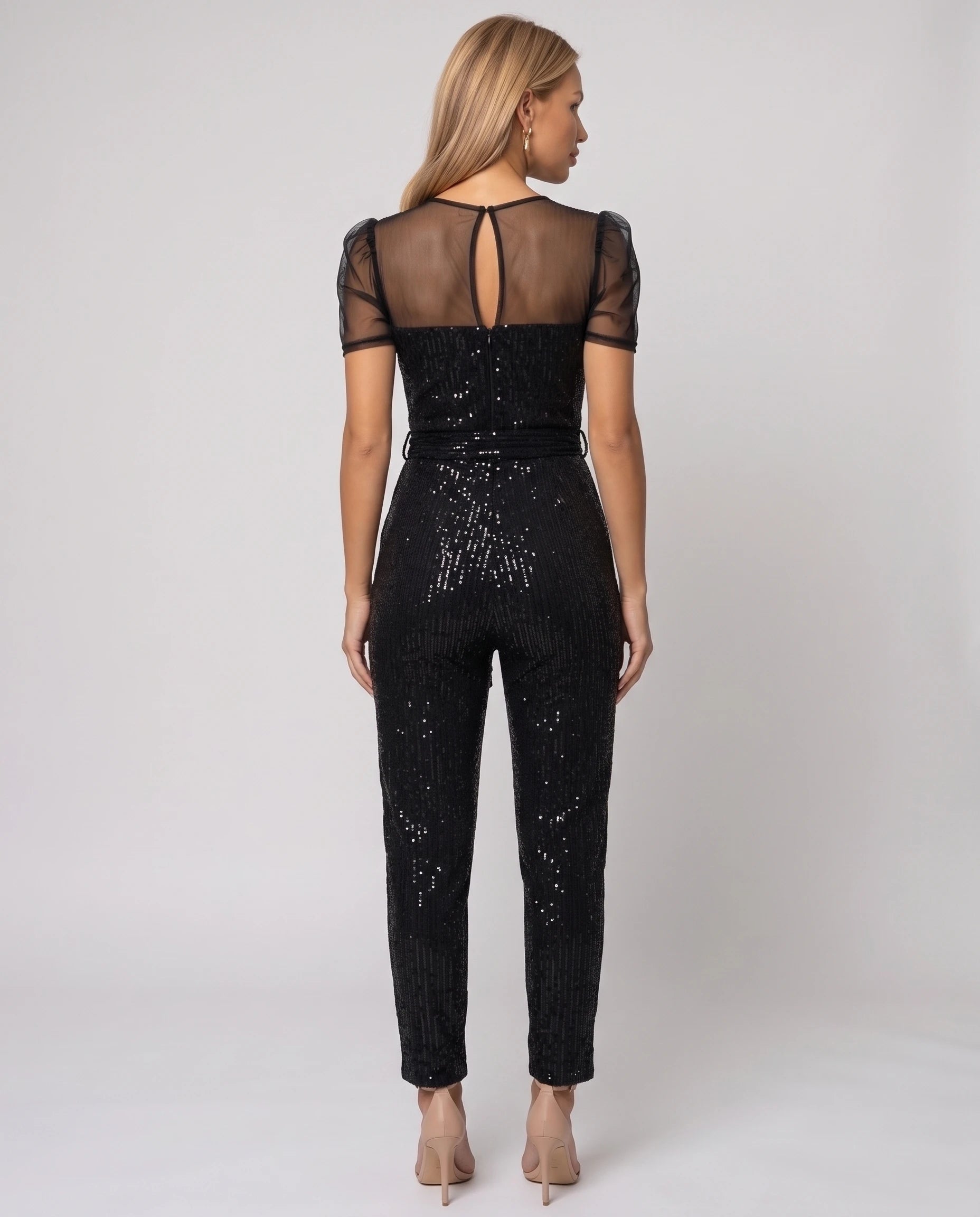 Combinaison a paillettes Esmee, coloris Noir, dos en tulle transparent en studio
