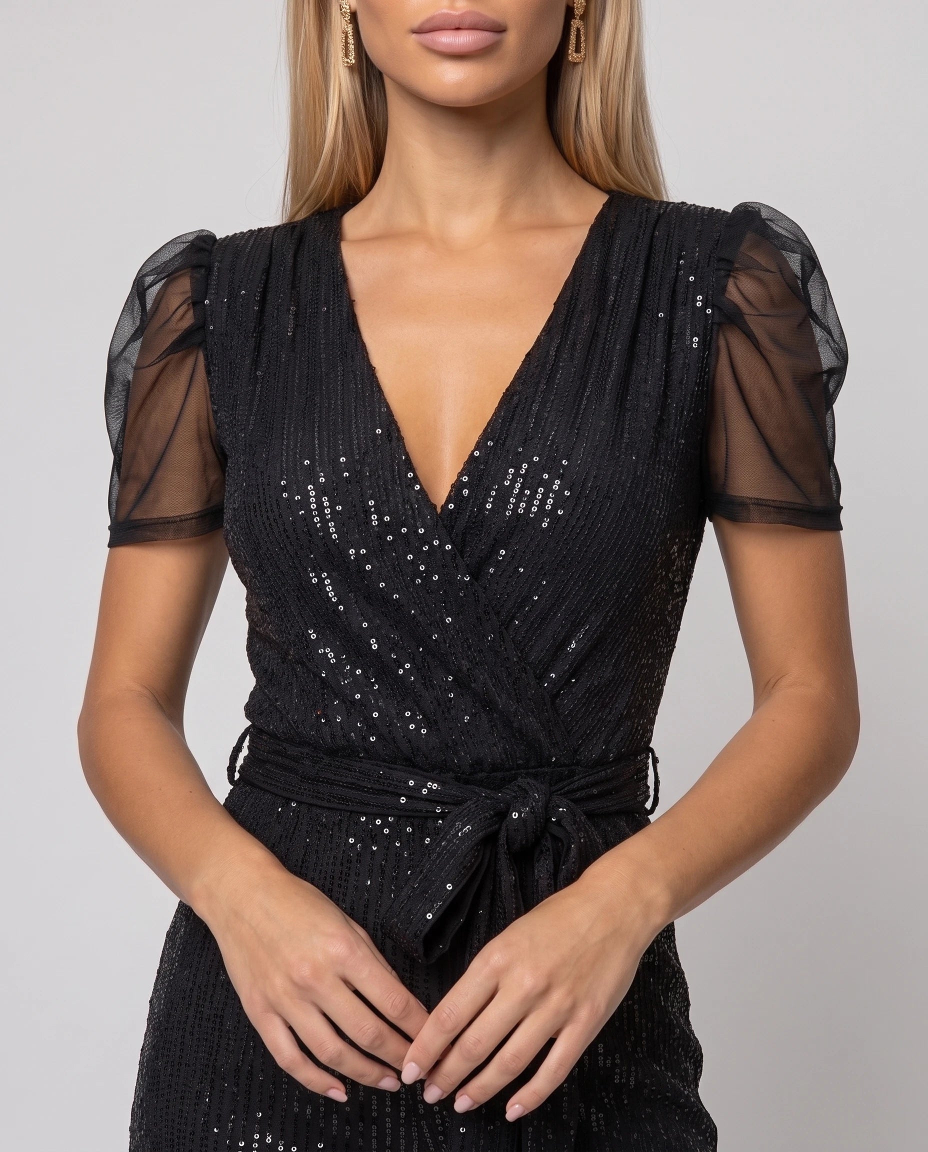 Combinaison a paillettes Esmee, coloris Noir, detail du col cache-coeur et de la ceinture a nouer