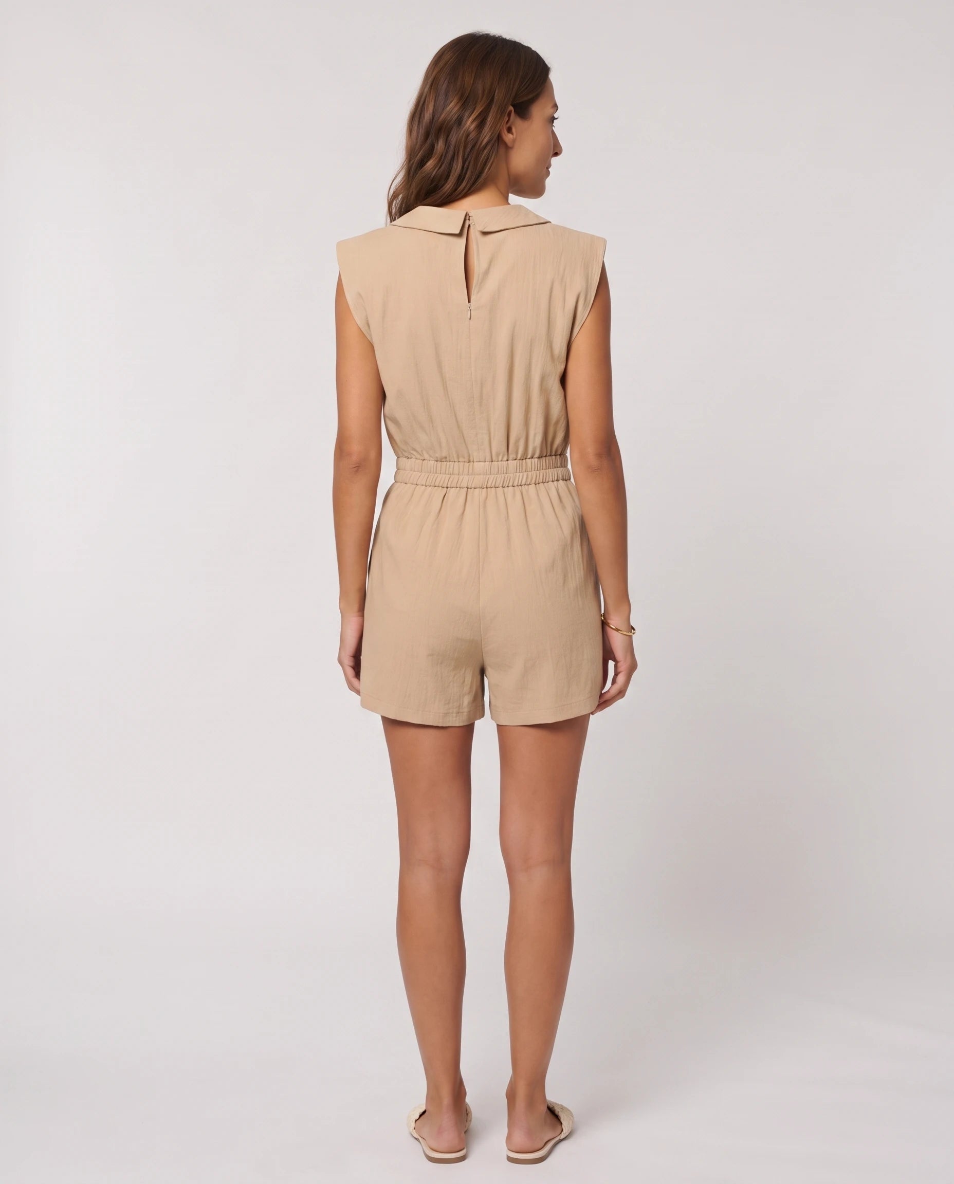 Combishort col V à poches Noémie beige sable, vue de dos studio