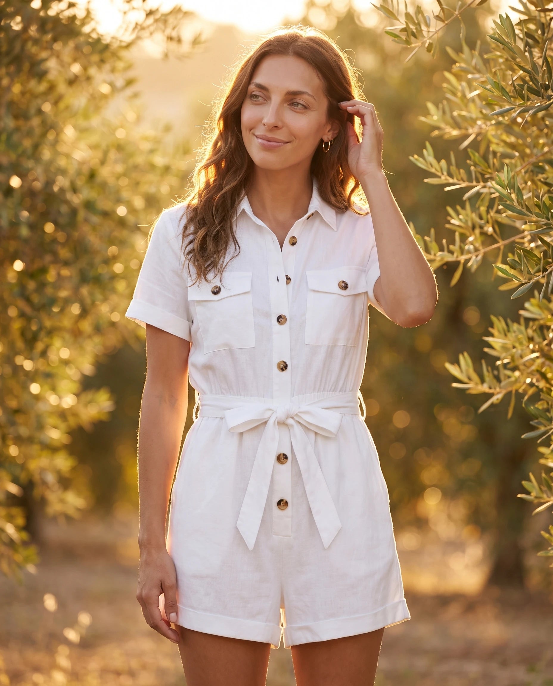 Combishort col chemise ceinturé Blanc dans une oliveraie — Clémentine | Zolena