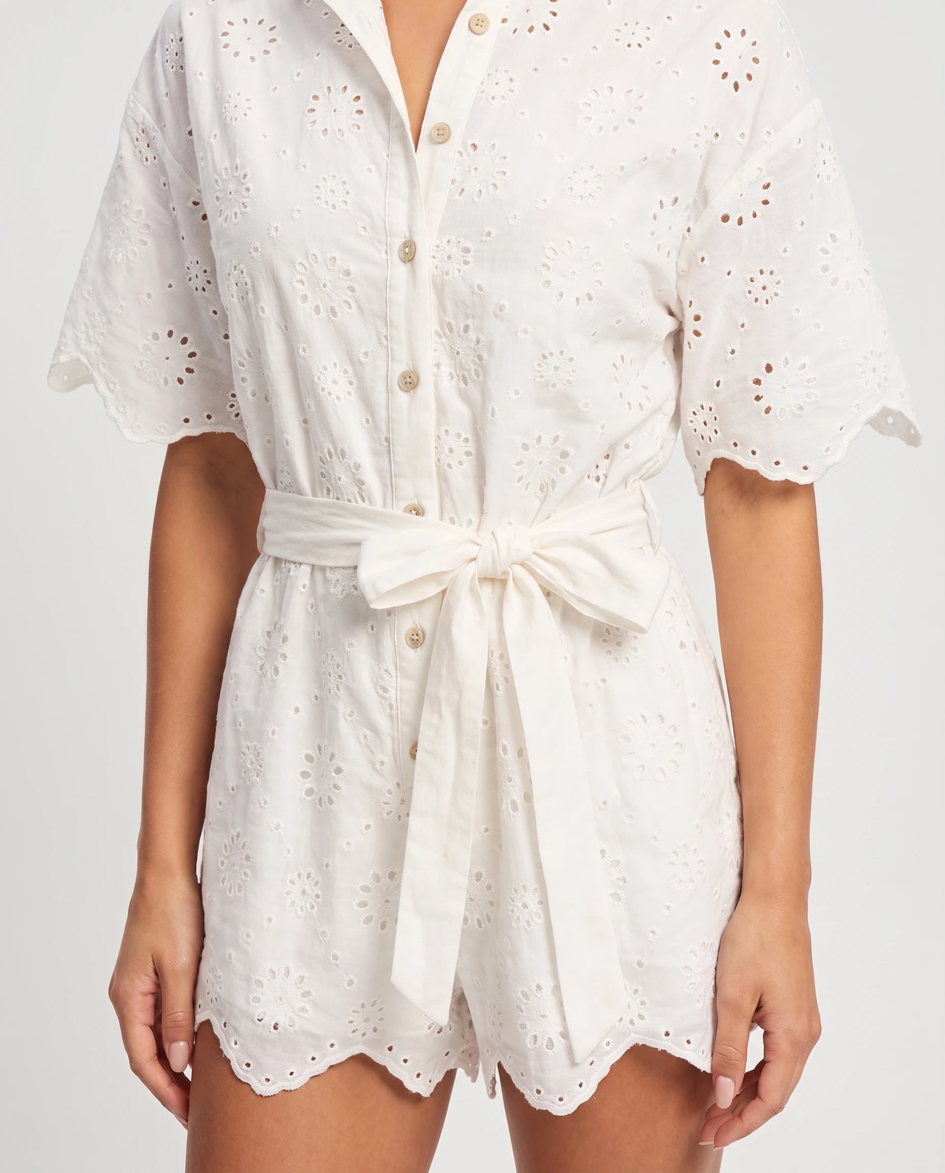 Combishort en broderie anglaise Blanc, détail broderie et ceinture nouée — Églantine | Zolena