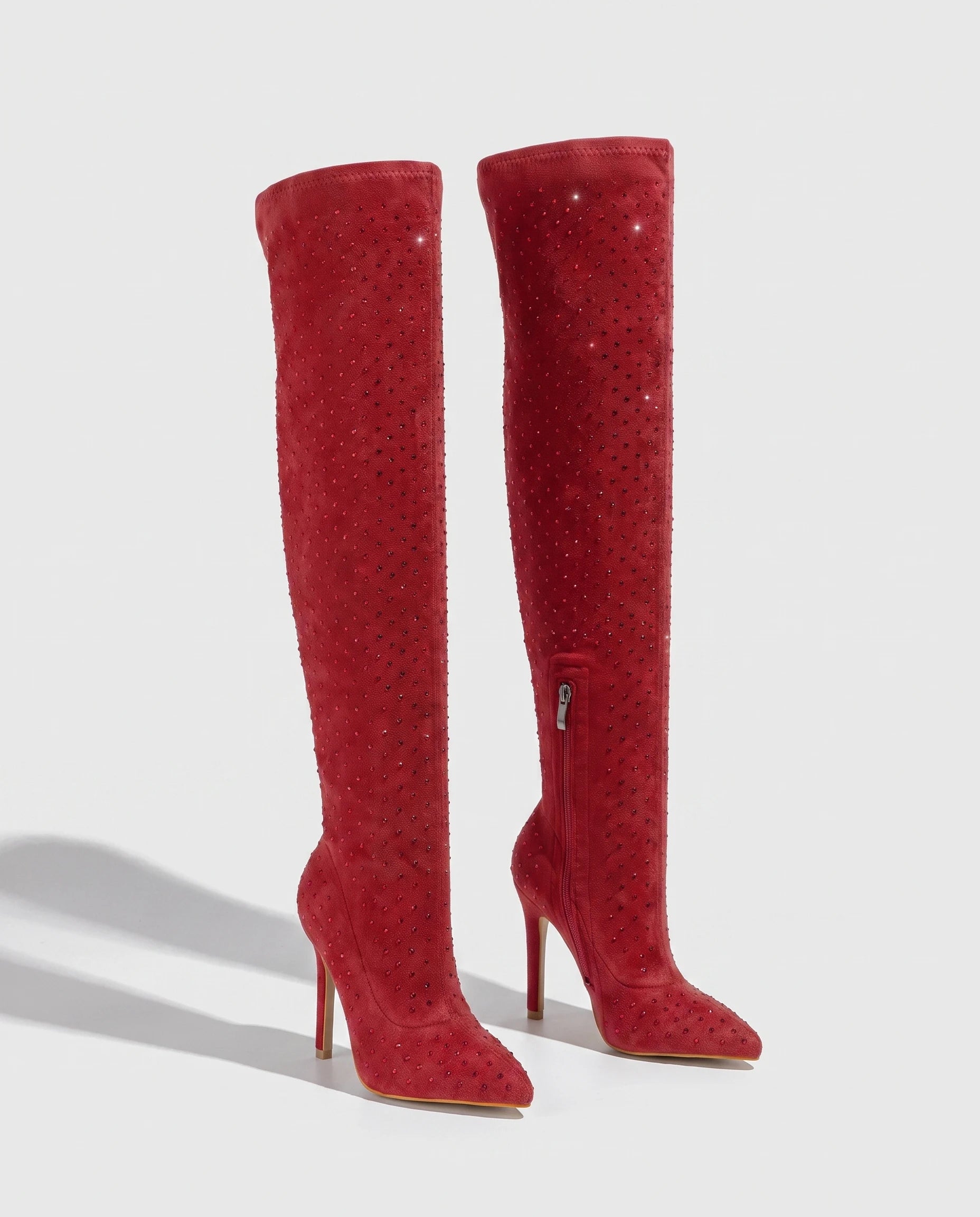 Cuissardes en suédine à strass Bérangère — Rouge, paire vue de face en studio