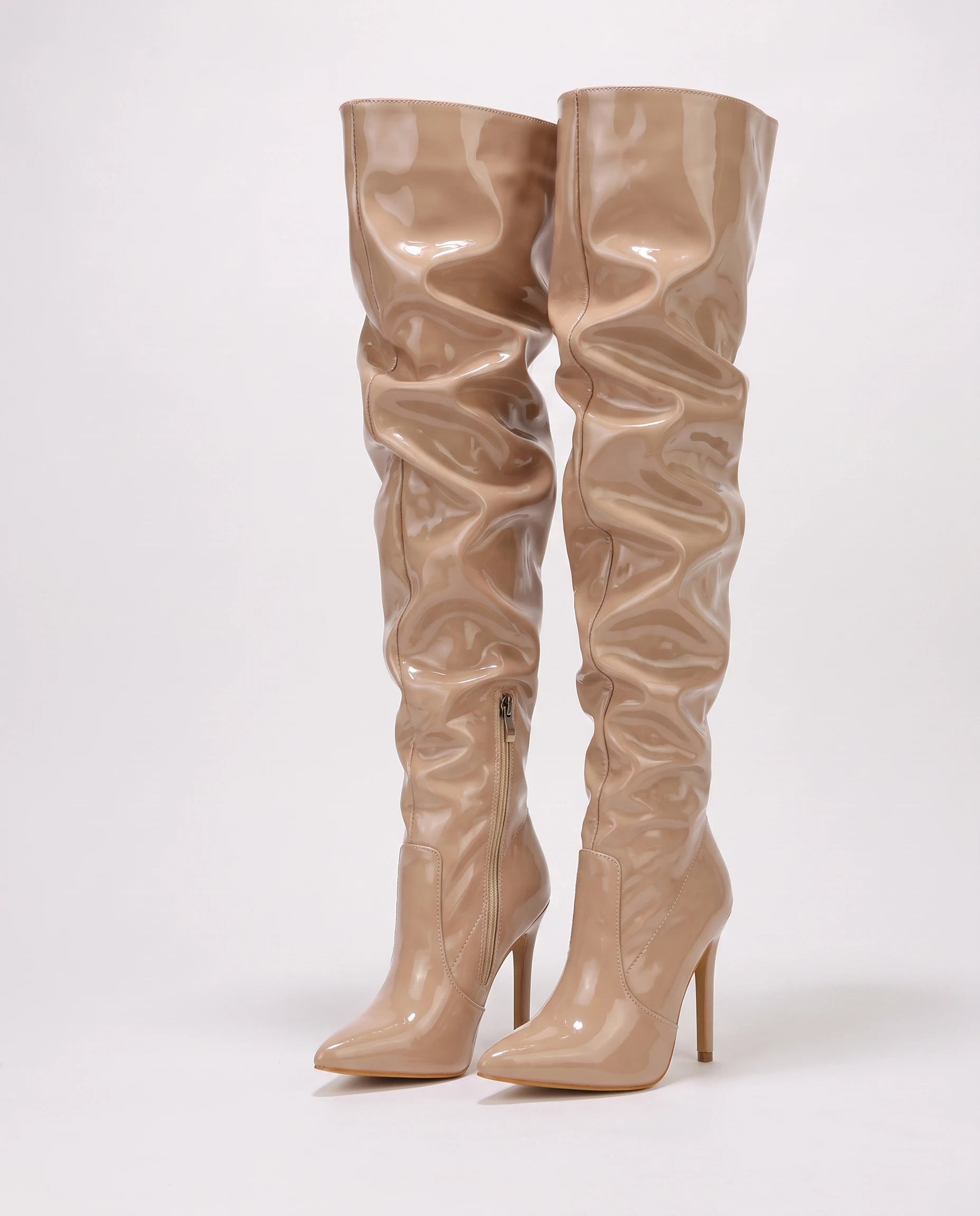 Cuissardes vernies froncées Désirée — Beige, paire en packshot studio