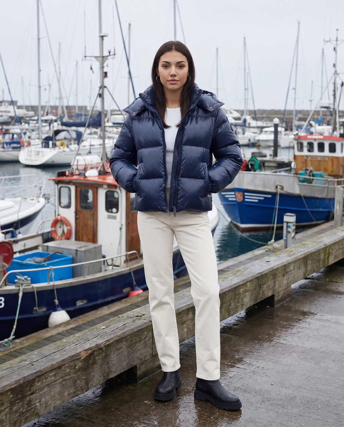 Doudoune brillante Tessa en Bleu Marine, portée sur un quai de port