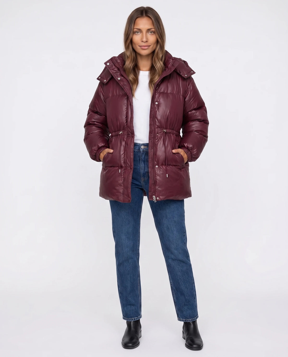 Glänzende Steppjacke Armeline in Bordeauxrot, Vorderansicht in ganzer Länge