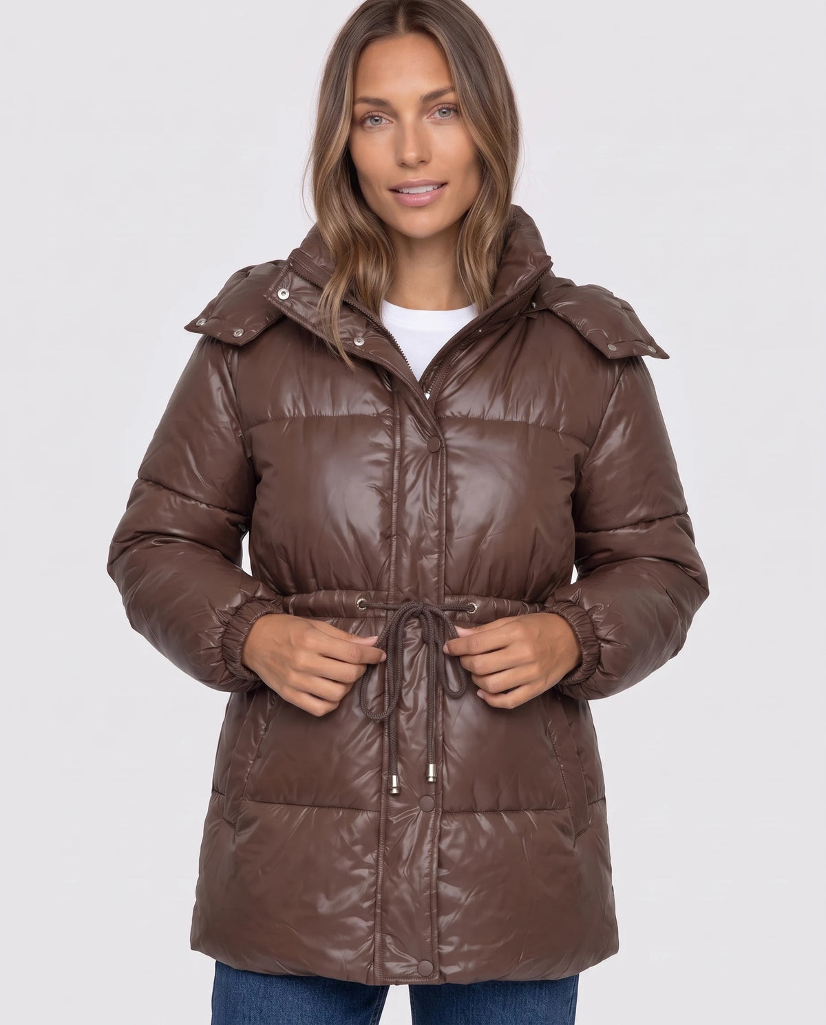 Glänzende Steppjacke Armeline in Braun, Nahaufnahme von vorn