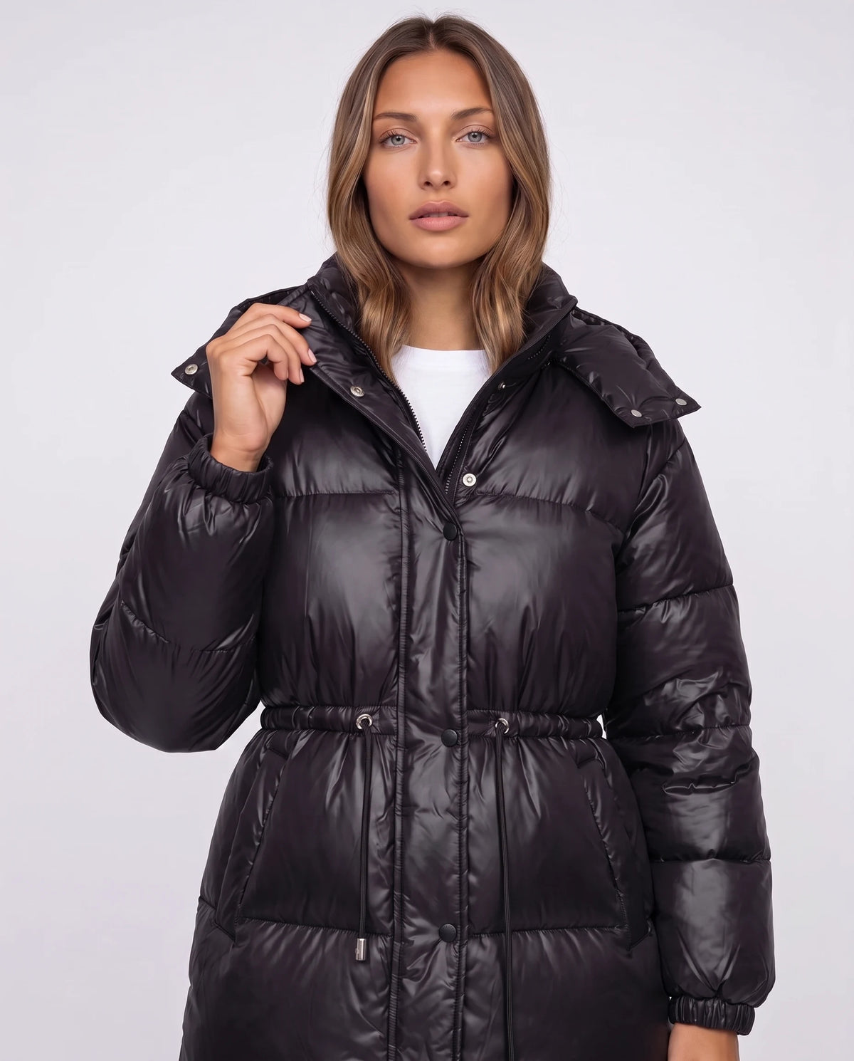 Doudoune brillante taille coulissée Armeline en Noir, plan rapproché de face