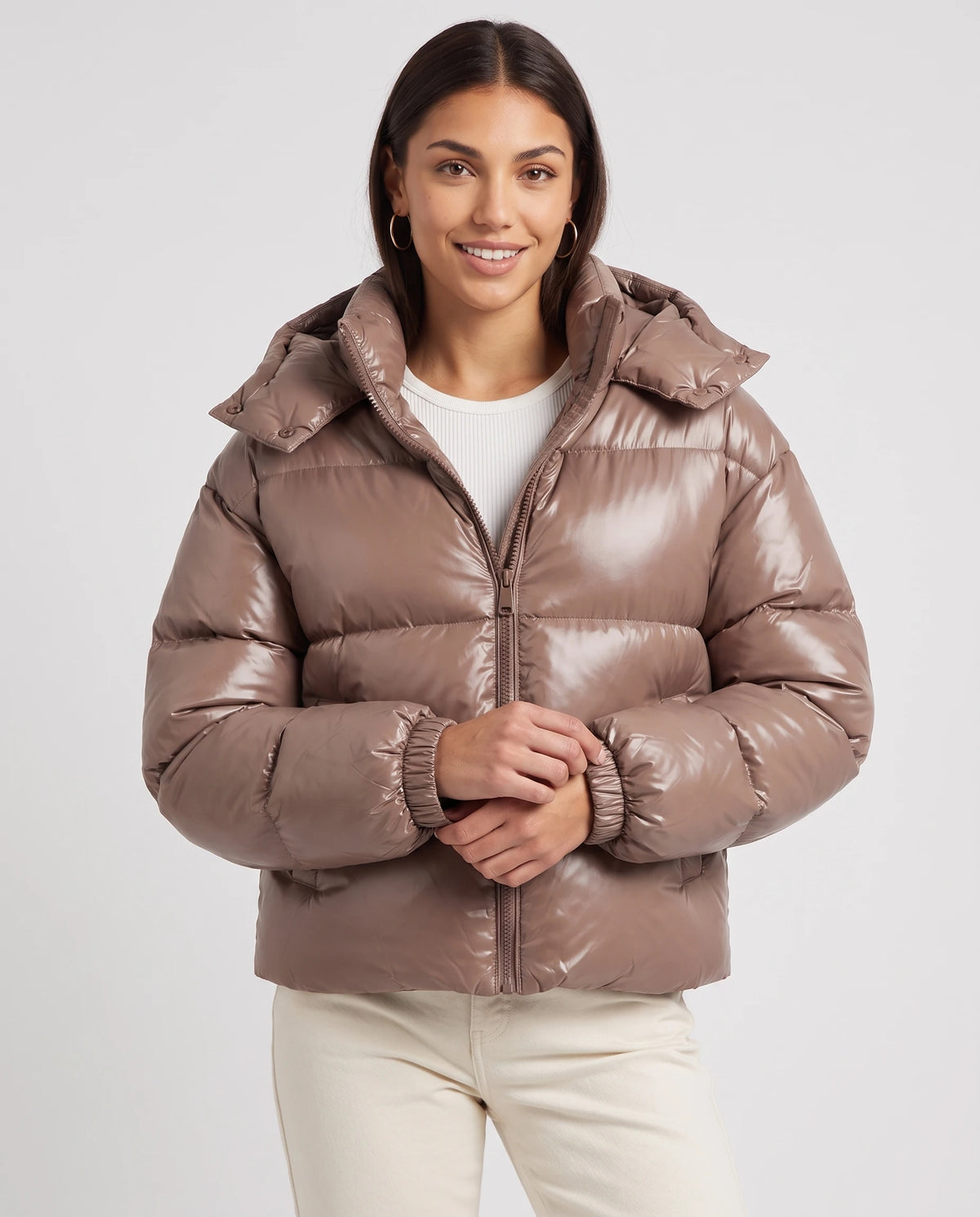 Doudoune courte brillante Tessa en Taupe, plan rapproché de face