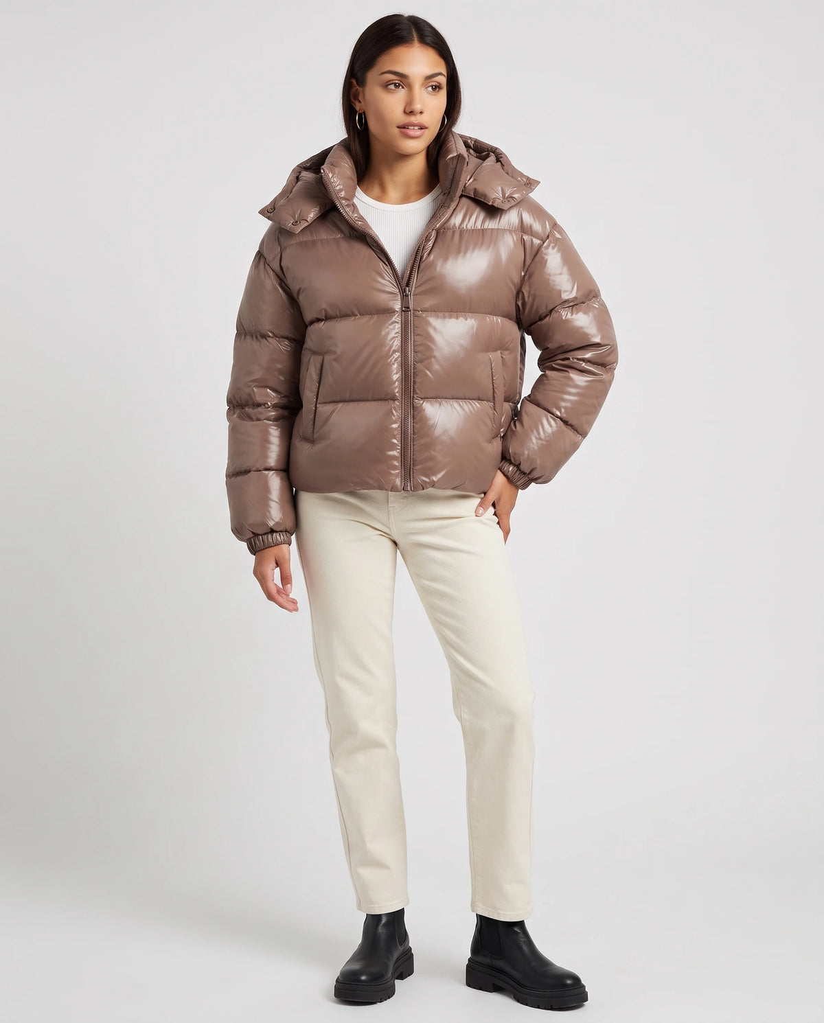 Doudoune courte brillante Tessa en Taupe, vue de face en pied