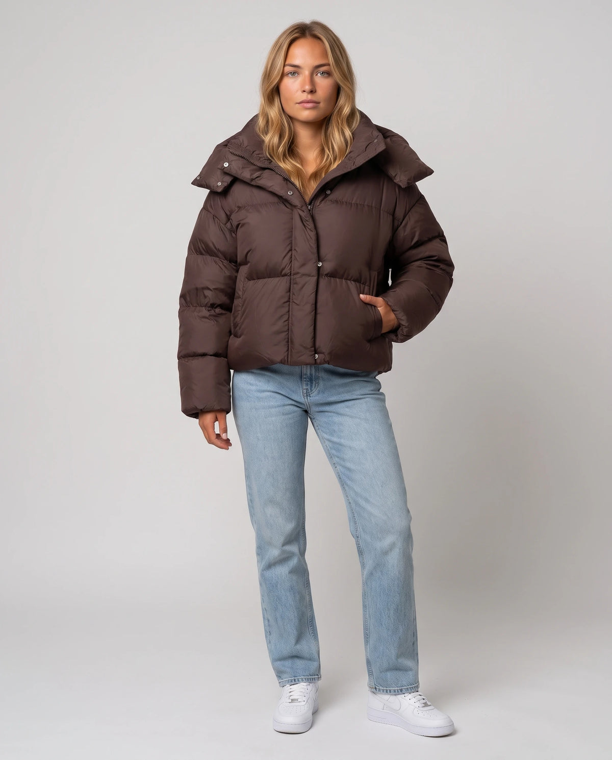 Doudoune courte capuche amovible Flora en Marron, vue de face en pied
