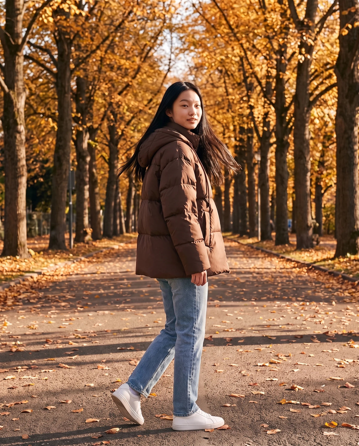 Doudoune à capuche Anaëlle en Chocolat portée sous une avenue d'automne