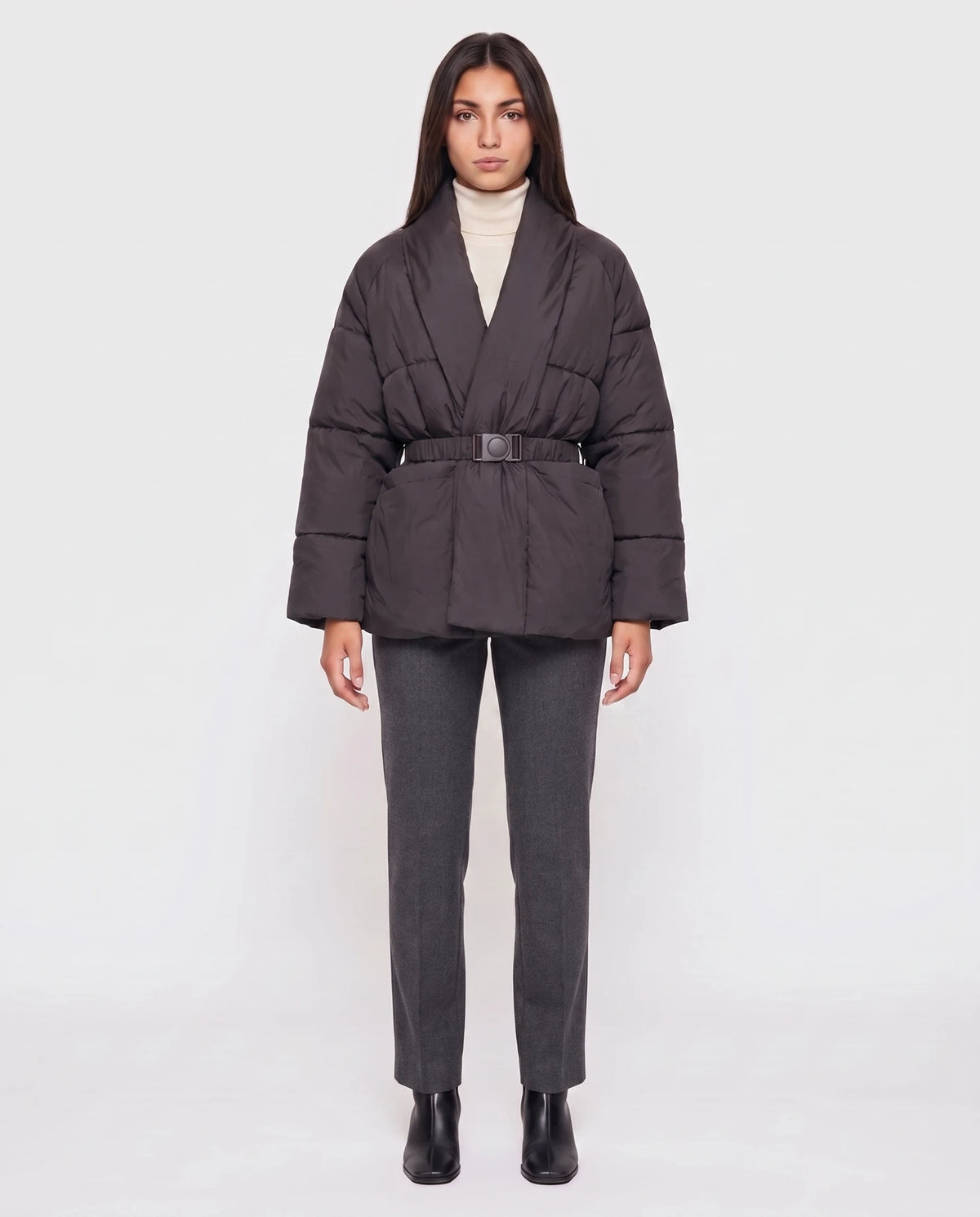 Steppjacke mit Gürtel und gekreuztem Schalkragen Chloé in Schwarz, Nahaufnahme von vorn, gekreuzter Schalkragen