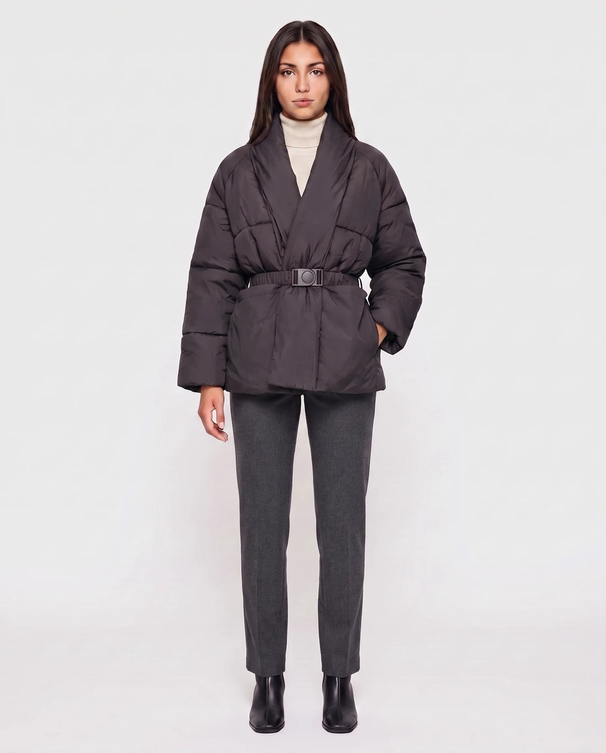 Steppjacke mit Gürtel und gekreuztem Schalkragen Chloé in Schwarz, Vorderansicht in ganzer Länge, Gürtel geschlossen