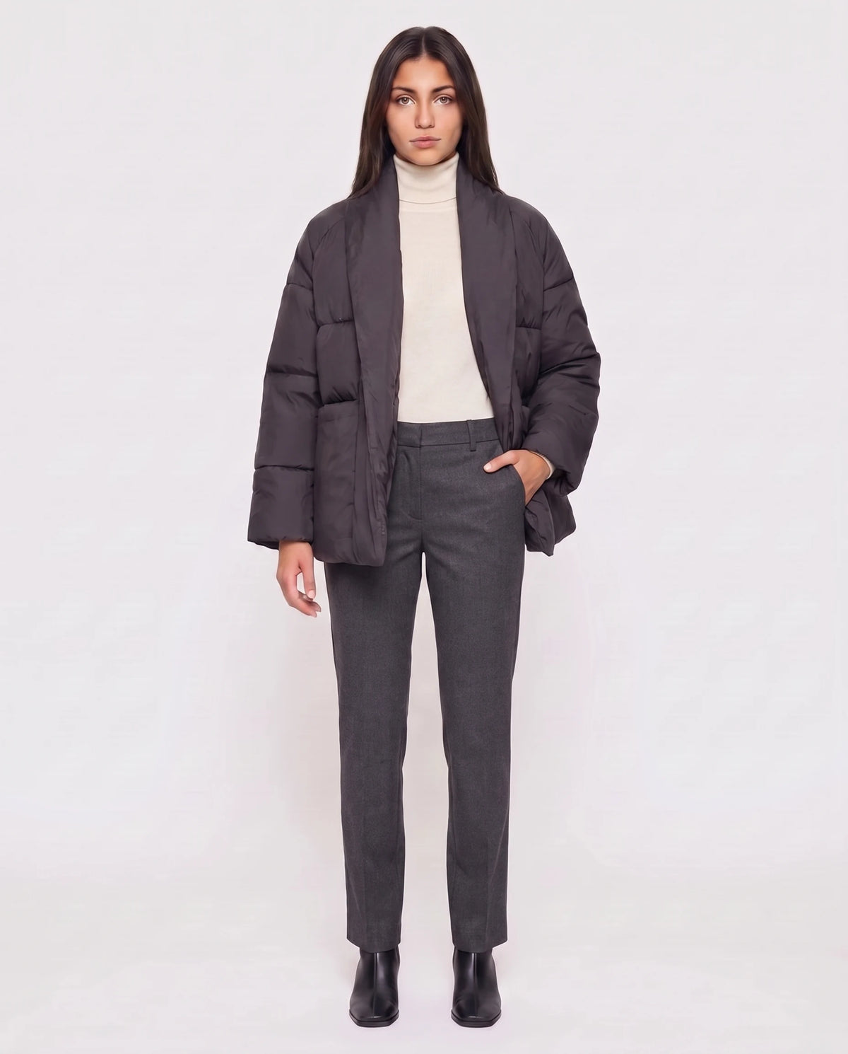 Steppjacke mit Gürtel und gekreuztem Schalkragen Chloé in Schwarz, offen getragen, ohne Gürtel, über cremefarbenem Rollkragenpullover