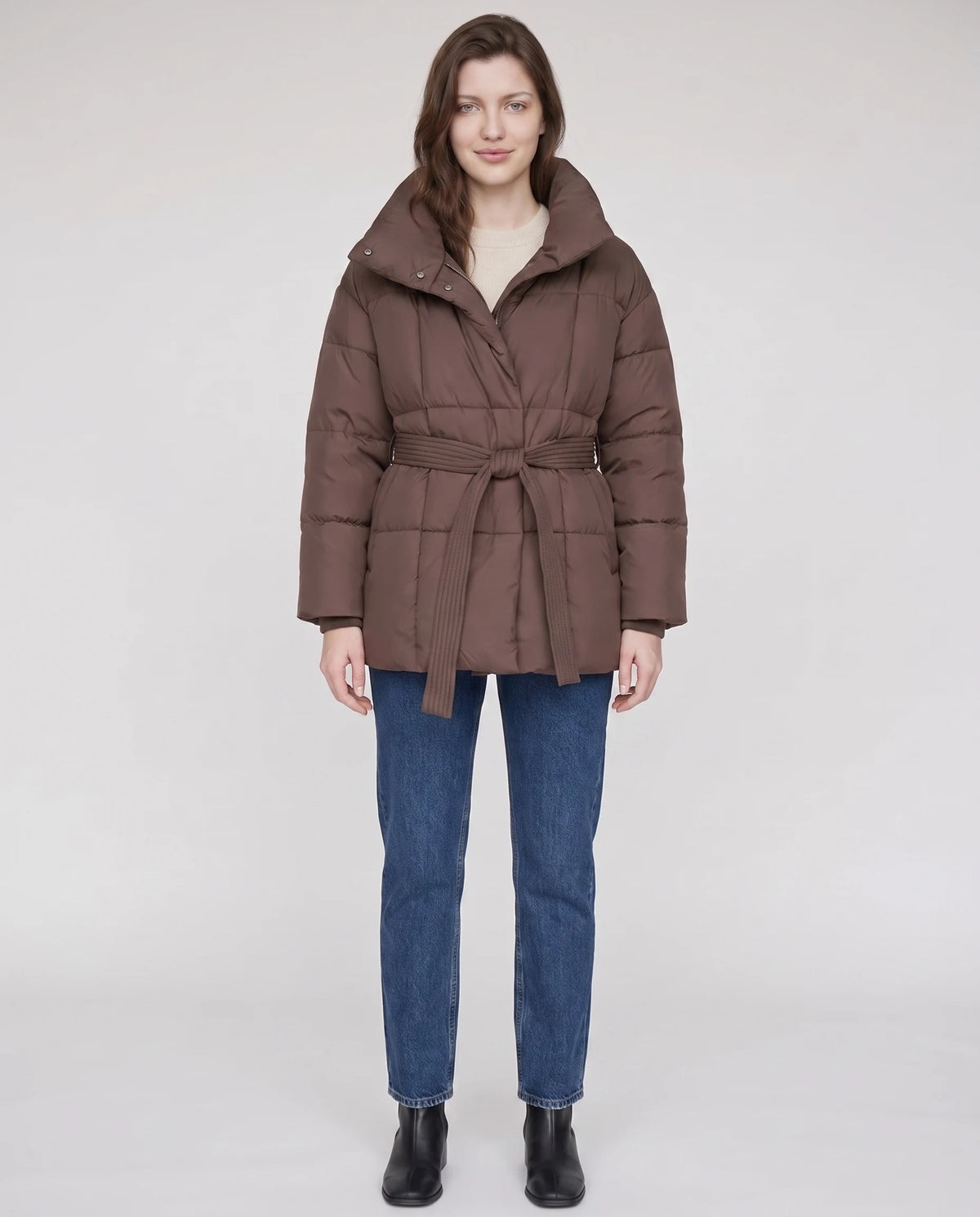 Steppjacke mit Bindegürtel und Stehkragen Lou in Schokolade, Nahaufnahme von vorn, Stehkragen geschlossen
