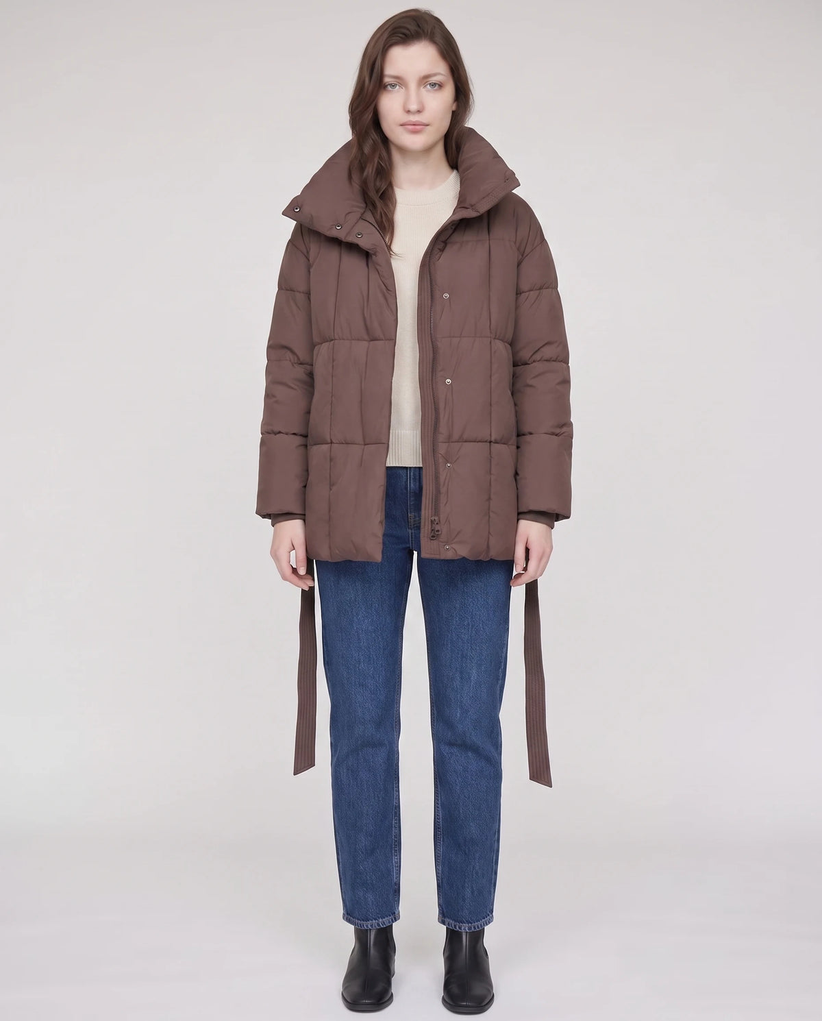 Steppjacke mit Bindegürtel und Stehkragen Lou in Schokolade, Dreiviertelansicht, Gürtel lose
