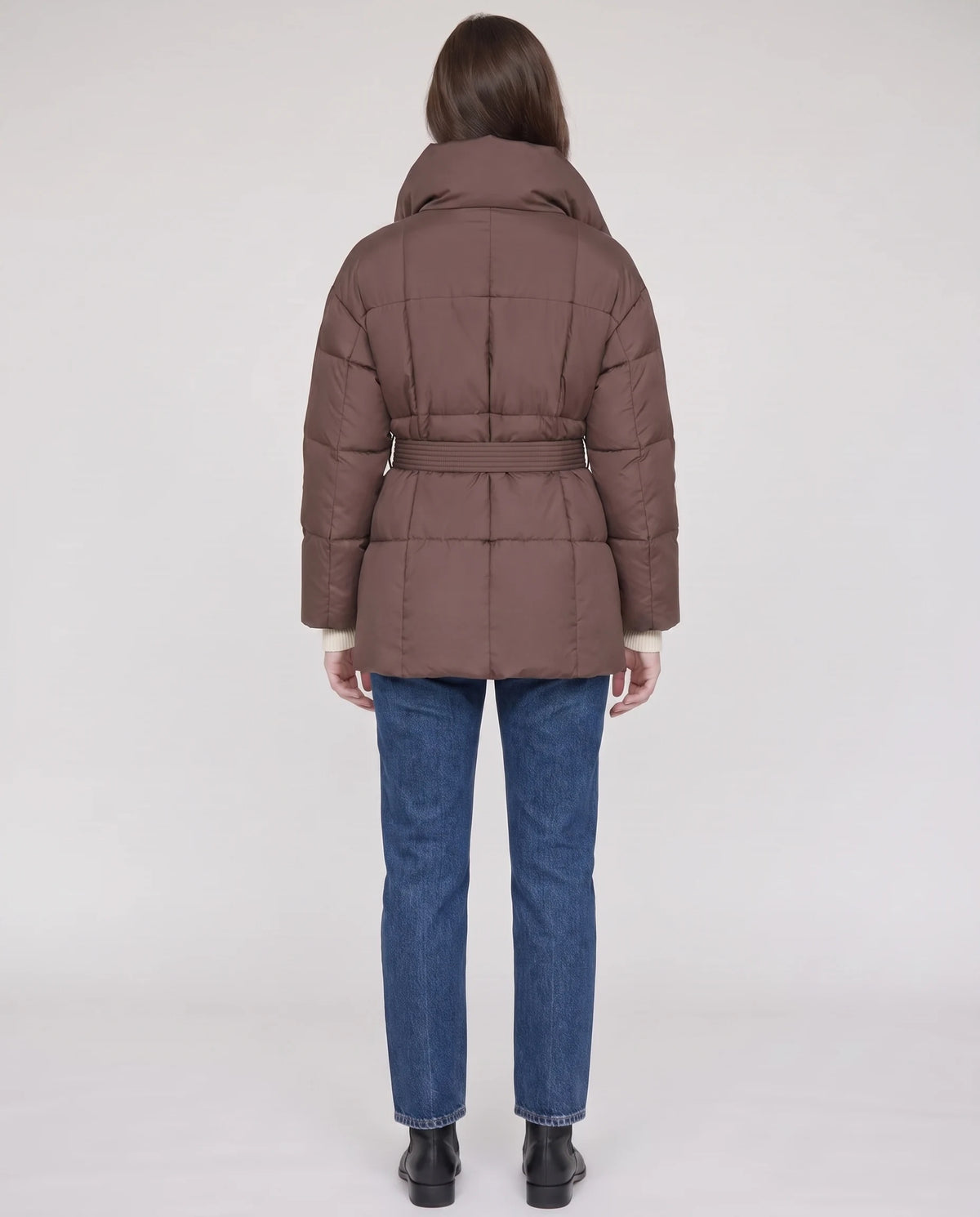 Steppjacke mit Bindegürtel und Stehkragen Lou in Schokolade, Rückansicht mit Karosteppung
