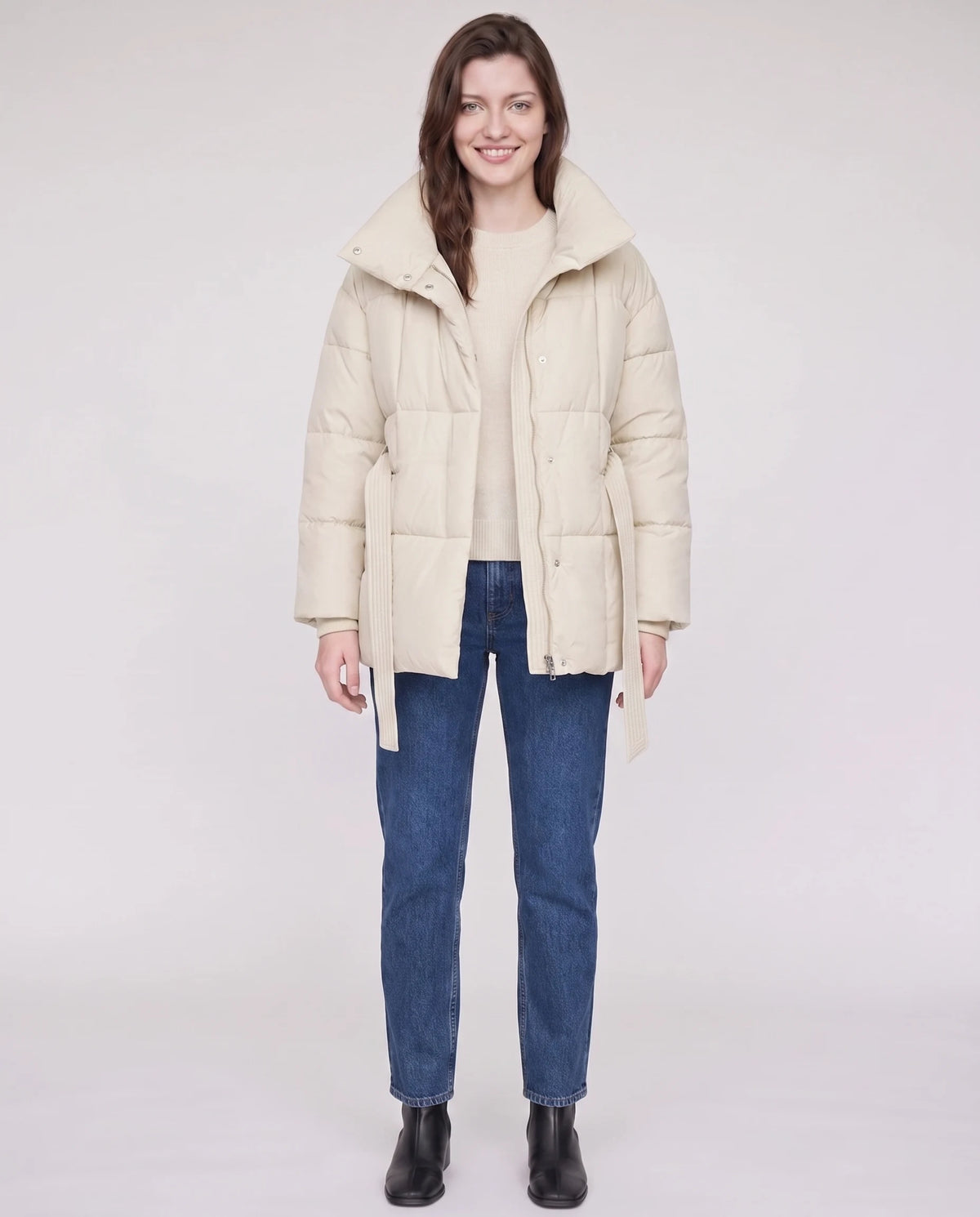 Steppjacke mit Bindegürtel und Stehkragen Lou in Ecru, Nahaufnahme von vorn, Stehkragen geschlossen