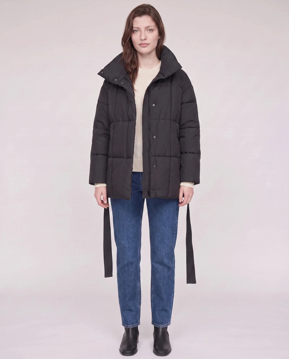 Steppjacke mit Bindegürtel und Stehkragen Lou in Schwarz, Dreiviertelansicht, Gürtel lose