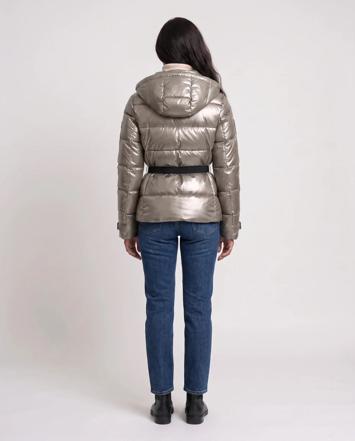 Doudoune cintrée à ceinture Rozenn en Argent, vue de dos avec capuche