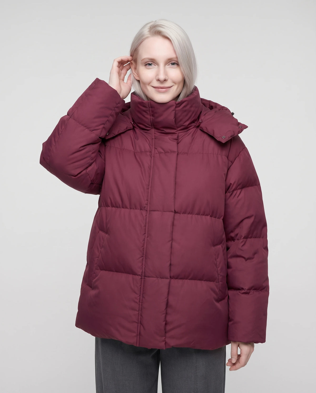 Oversize-Steppjacke mit Stehkragen Amicie in Bordeauxrot, Nahaufnahme von vorn
