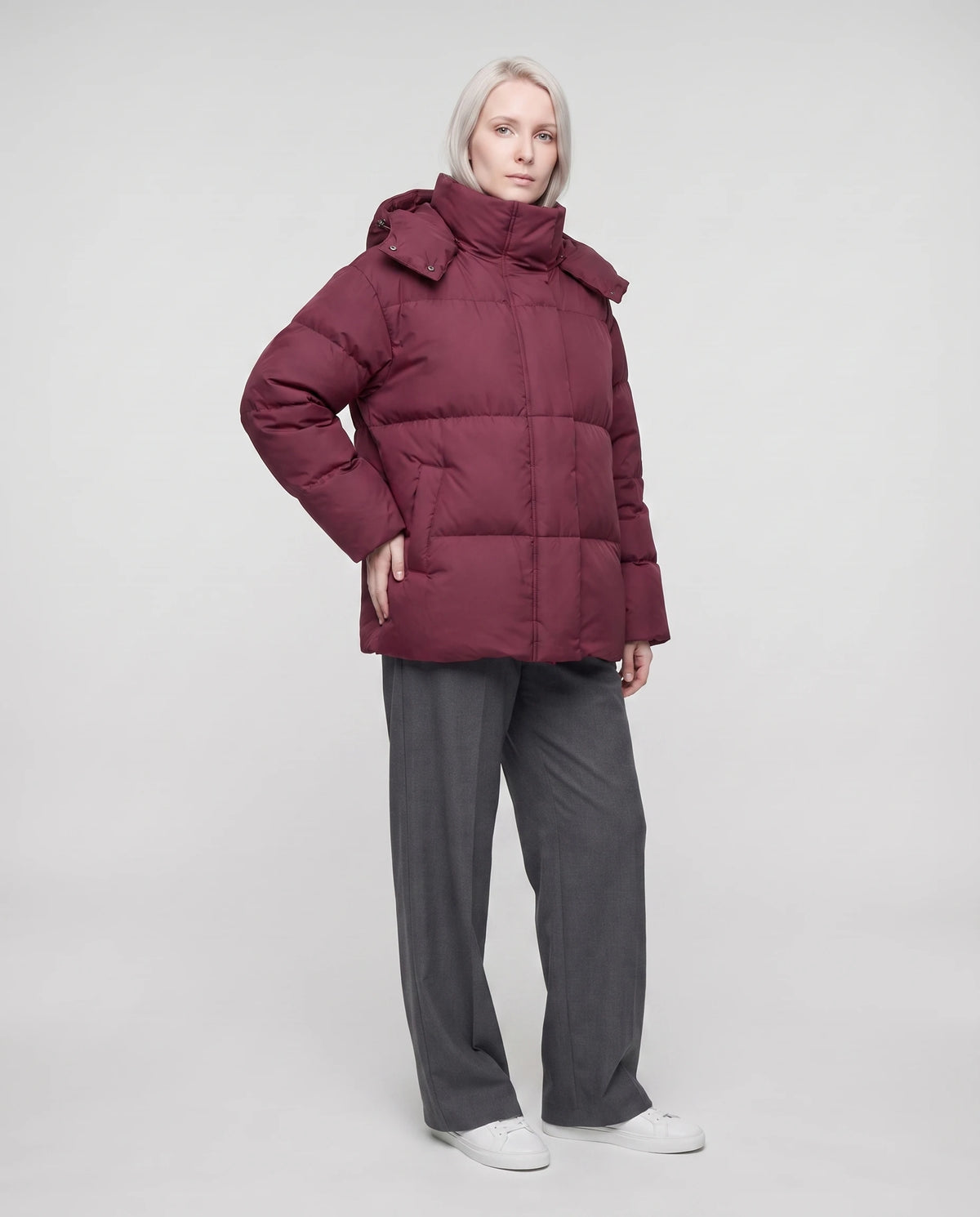 Oversize-Steppjacke mit Stehkragen Amicie in Bordeauxrot, Dreiviertelansicht