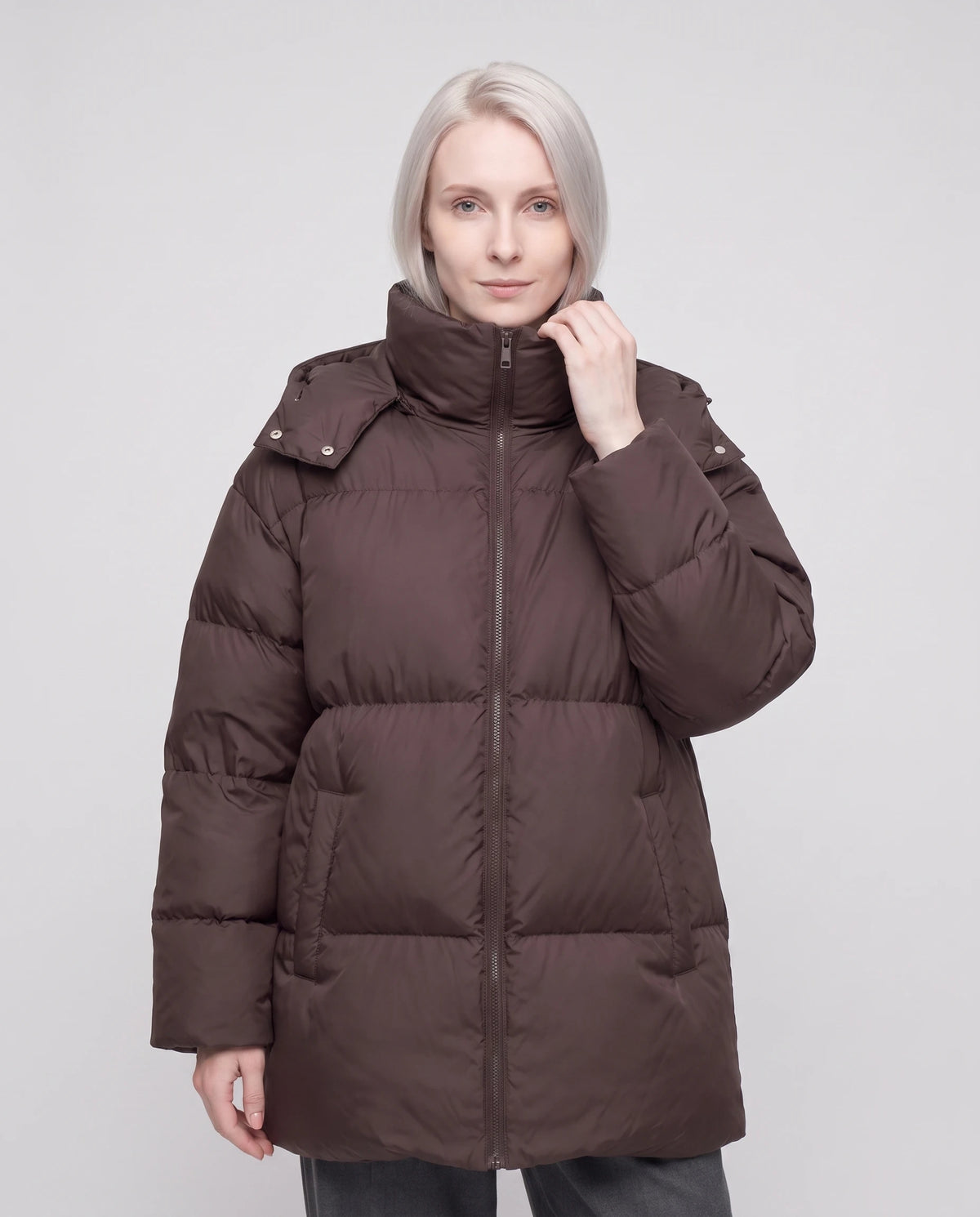Oversize-Steppjacke mit Stehkragen Amicie in Schokobraun, Nahaufnahme von vorn