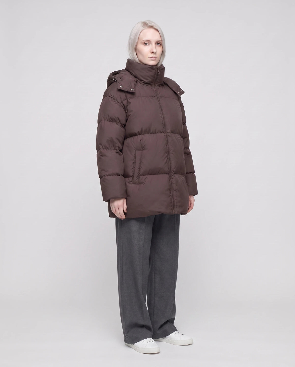Oversize-Steppjacke mit Stehkragen Amicie in Schokobraun, Dreiviertelansicht