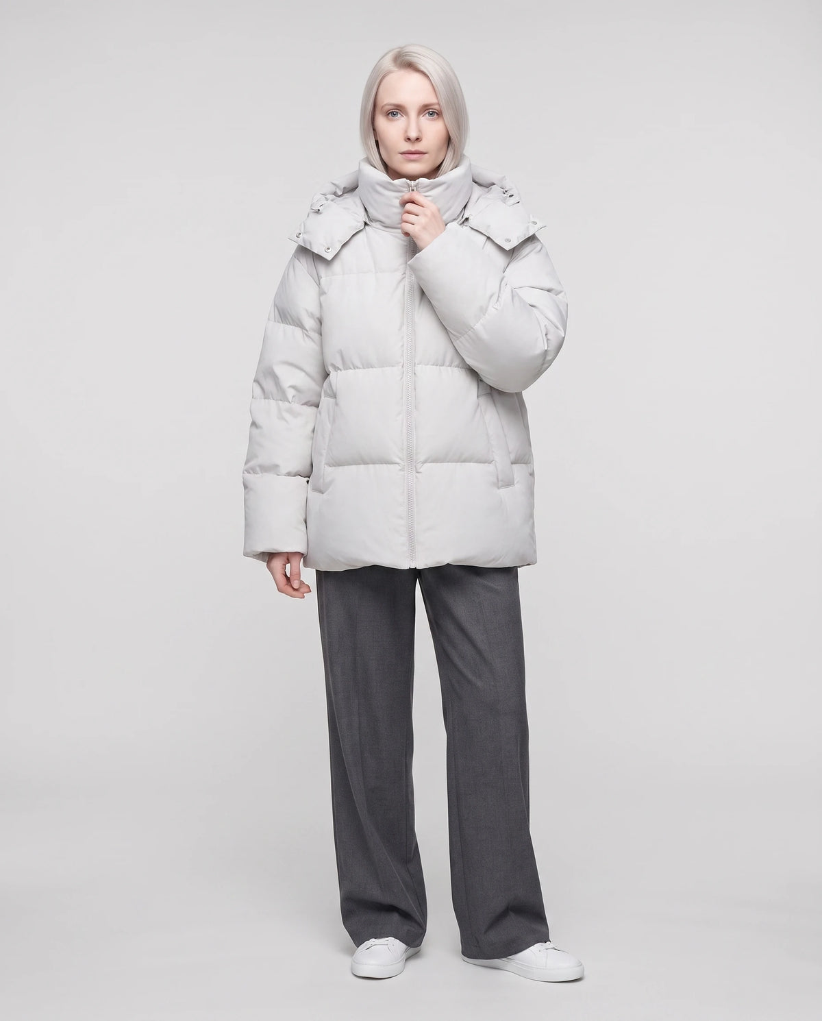 Oversize-Steppjacke mit Stehkragen Amicie in Hellgrau, Vorderansicht in ganzer Länge