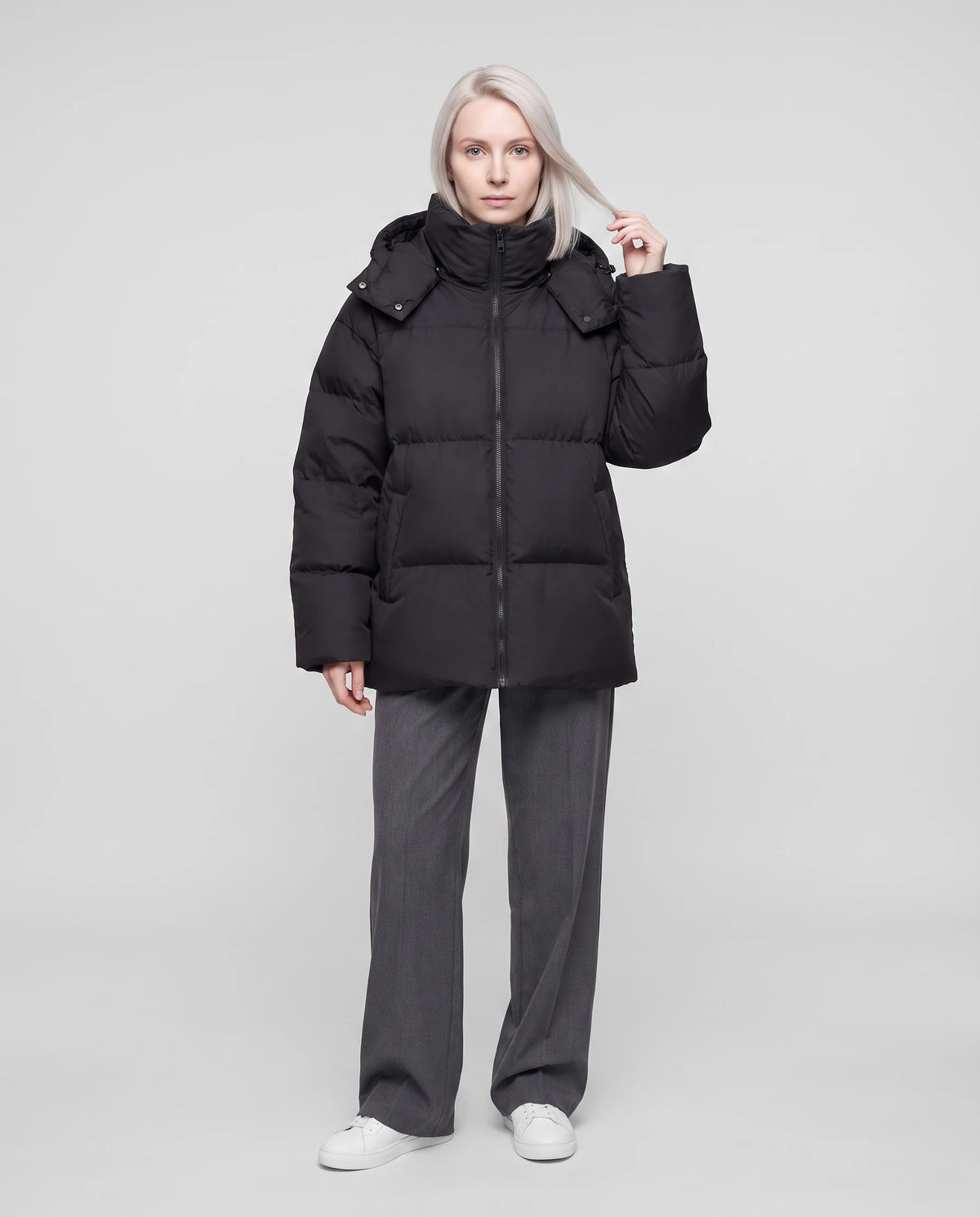 Oversize-Steppjacke mit Stehkragen Amicie in Schwarz, Vorderansicht in ganzer Länge