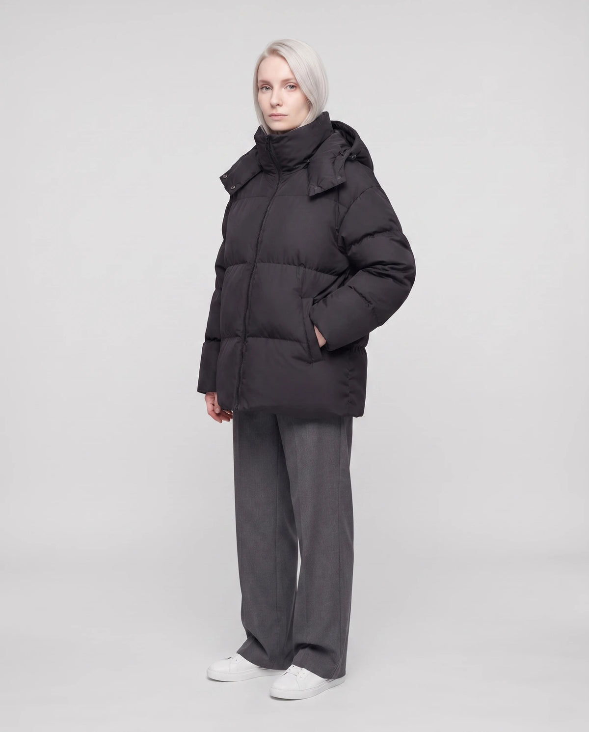 Oversize-Steppjacke mit Stehkragen Amicie in Schwarz, Dreiviertelansicht